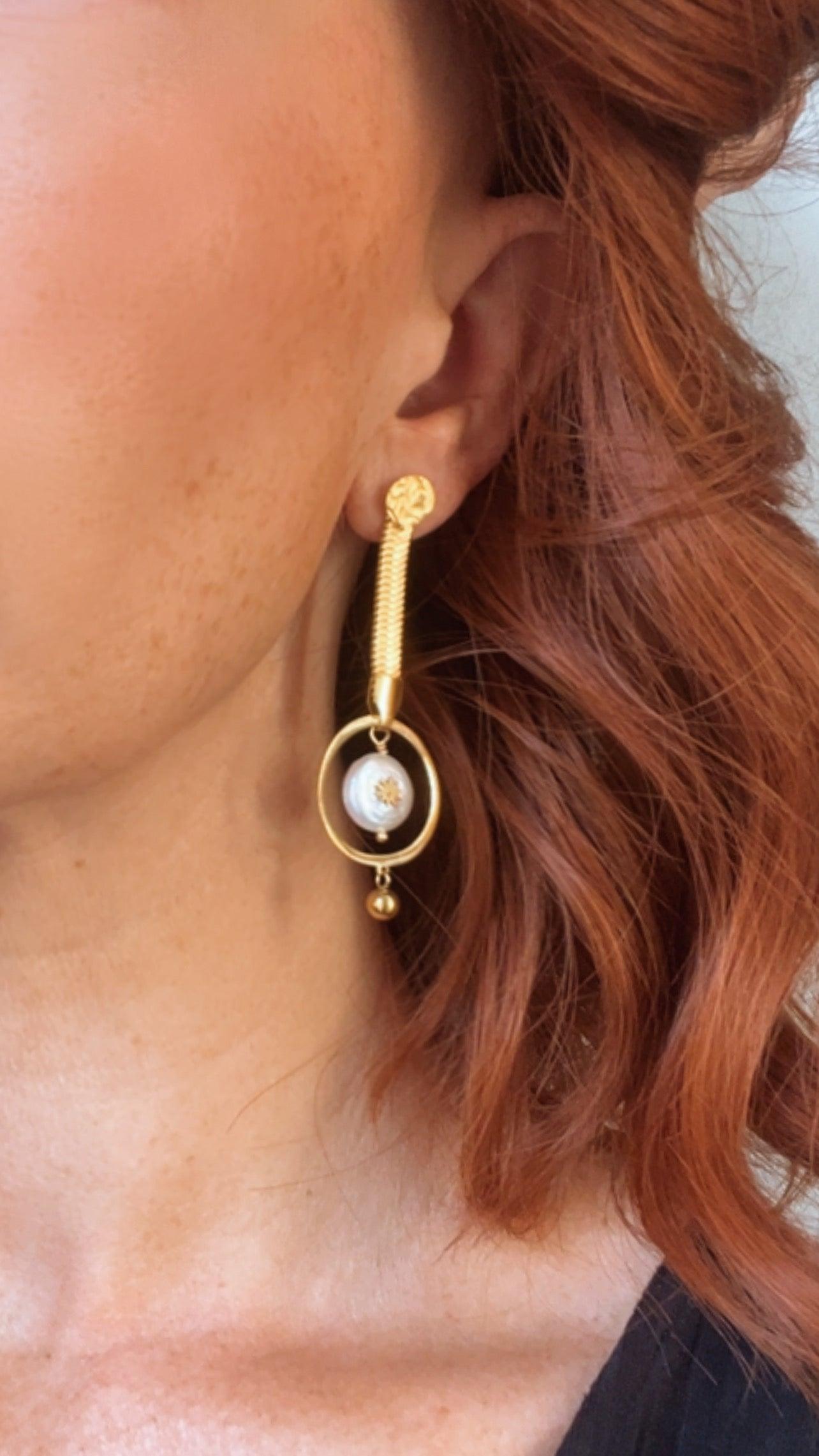 Boucles d’oreilles MICKI pendantes dorées et perles nacrées. - Créations Uniques