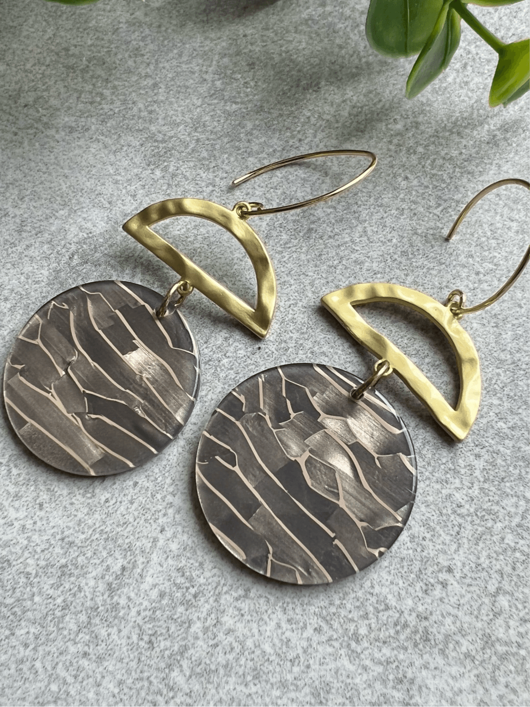 Boucles d’oreilles PEGGY résine taupe effet - Créations Uniques - Créations Uniques