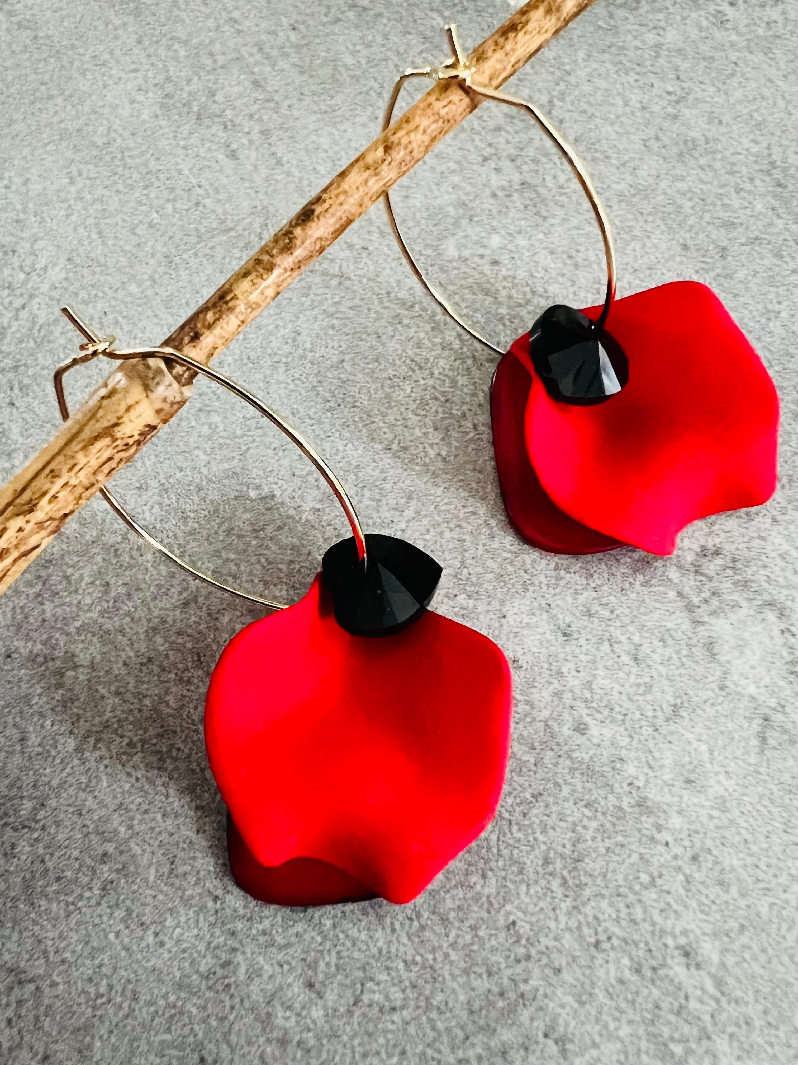 Boucles d’oreilles MARIELLE pétales rouges et cœurs cristal noirs - Créations Uniques - Créations Uniques