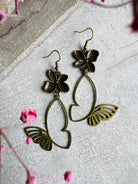 Boucles d’oreilles SUZETTE papillons et fleurs marrons, modèle asymétrique - Créations Uniques - Créations Uniques