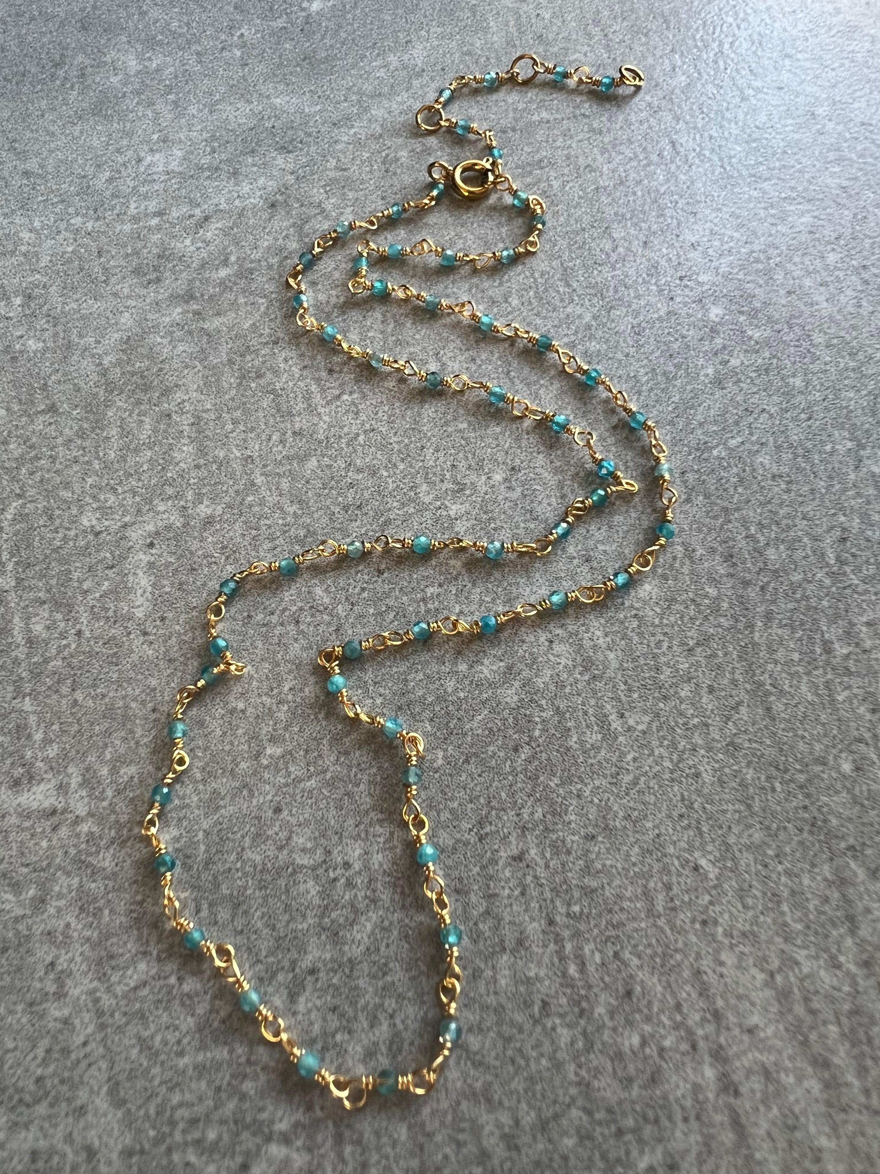 Collier ETHEL ras de cou perles bleu turquoise chaîne dorée - Créations Uniques