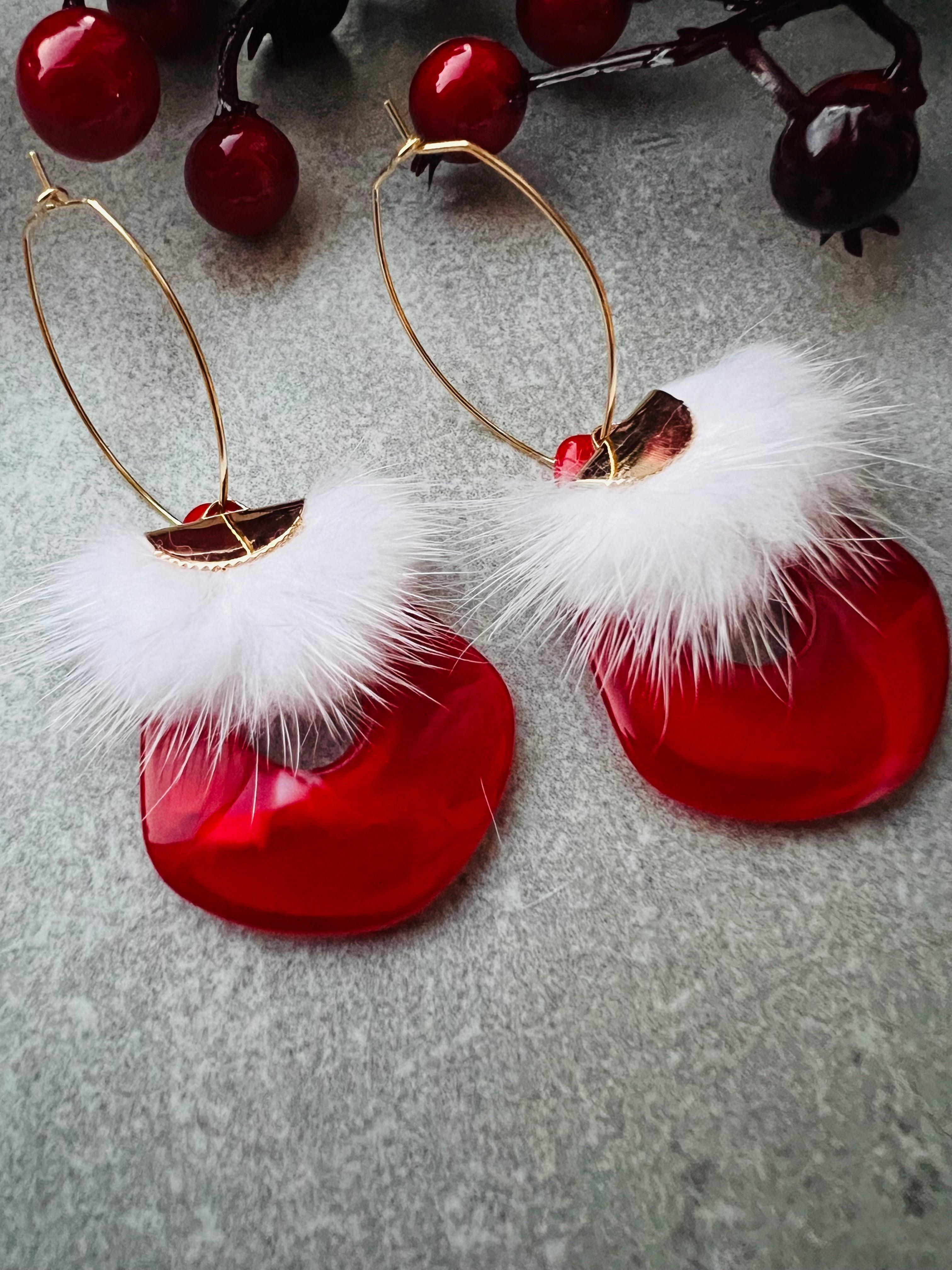 Boucles d’oreilles CALLEIGH résine rouge et pampilles douce - Créations Uniques - Créations Uniques