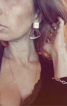 Boucles d’oreilles TALI triangles résine caramel - Créations Uniques - Créations Uniques