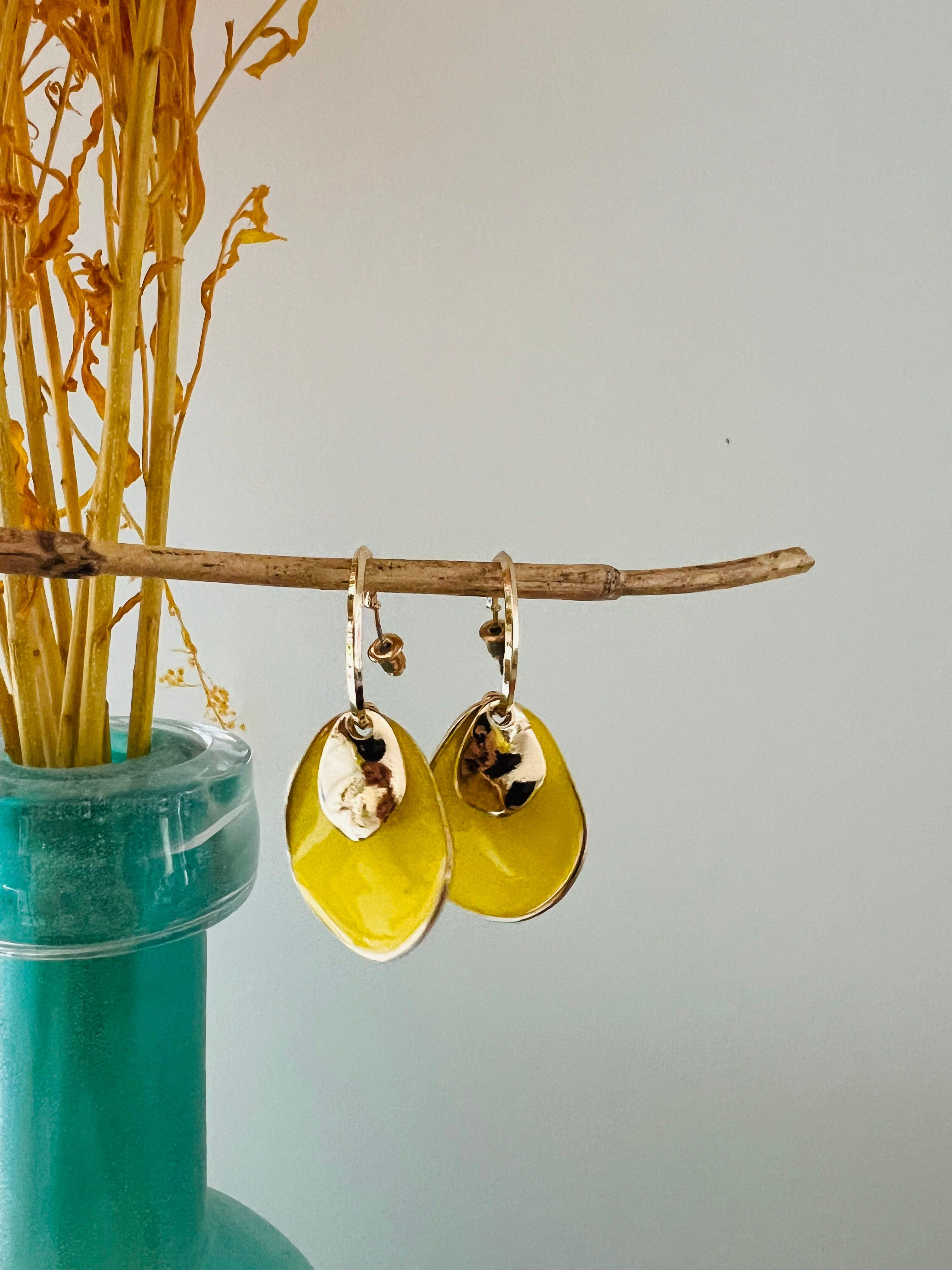 Boucles d’oreilles VICTORIA pampilles jaunes anneaux dorés - Créations Uniques