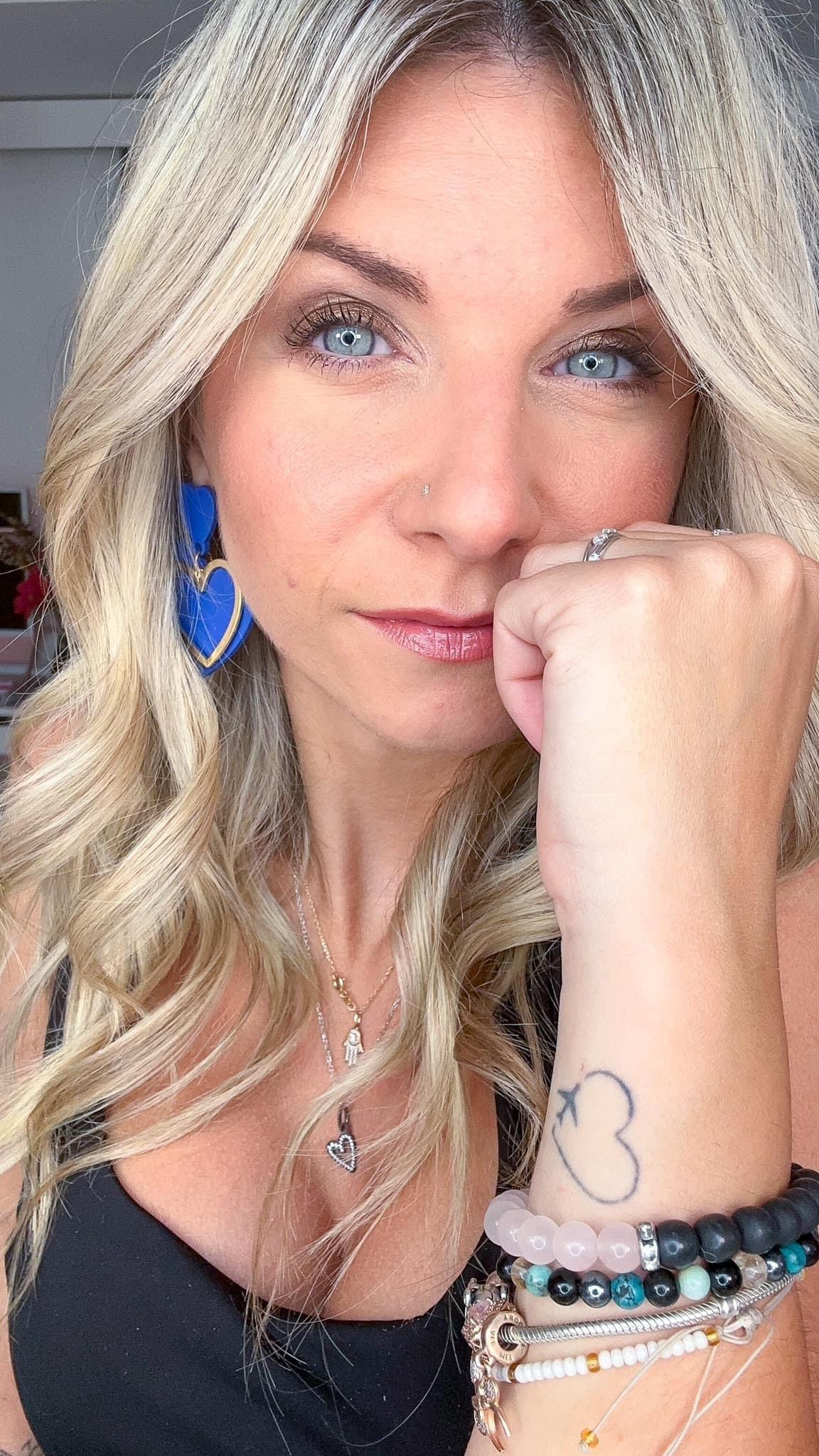 Boucles d’oreilles BROOKLYN cœurs bleu électrique et dorés - Créations Uniques - Créations Uniques