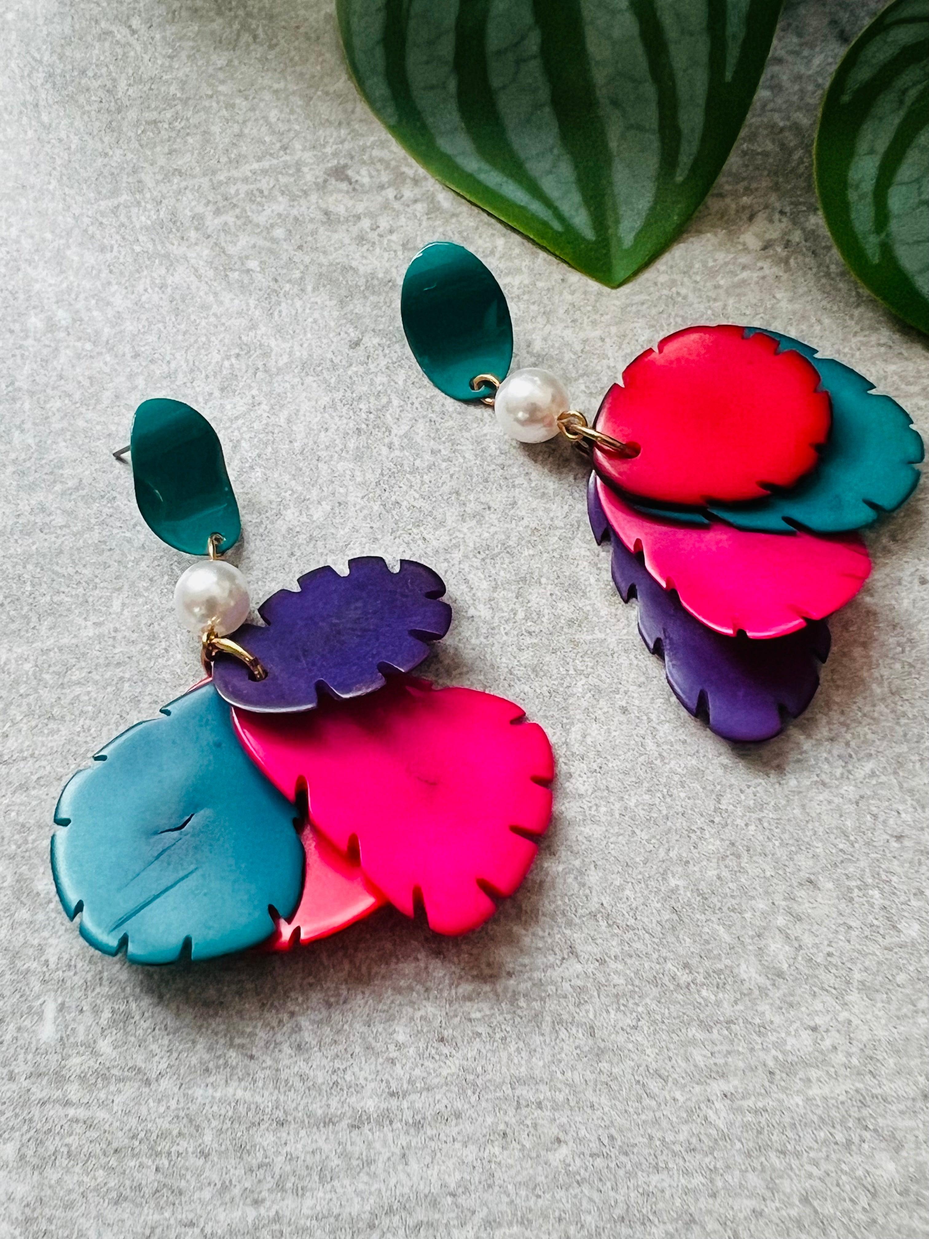 Boucles d’oreilles GENNIFER pétales de tagua multicolores- Créations Uniques - Créations Uniques