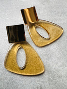 Boucles d’oreilles TALI triangles résine caramel - Créations Uniques - Créations Uniques