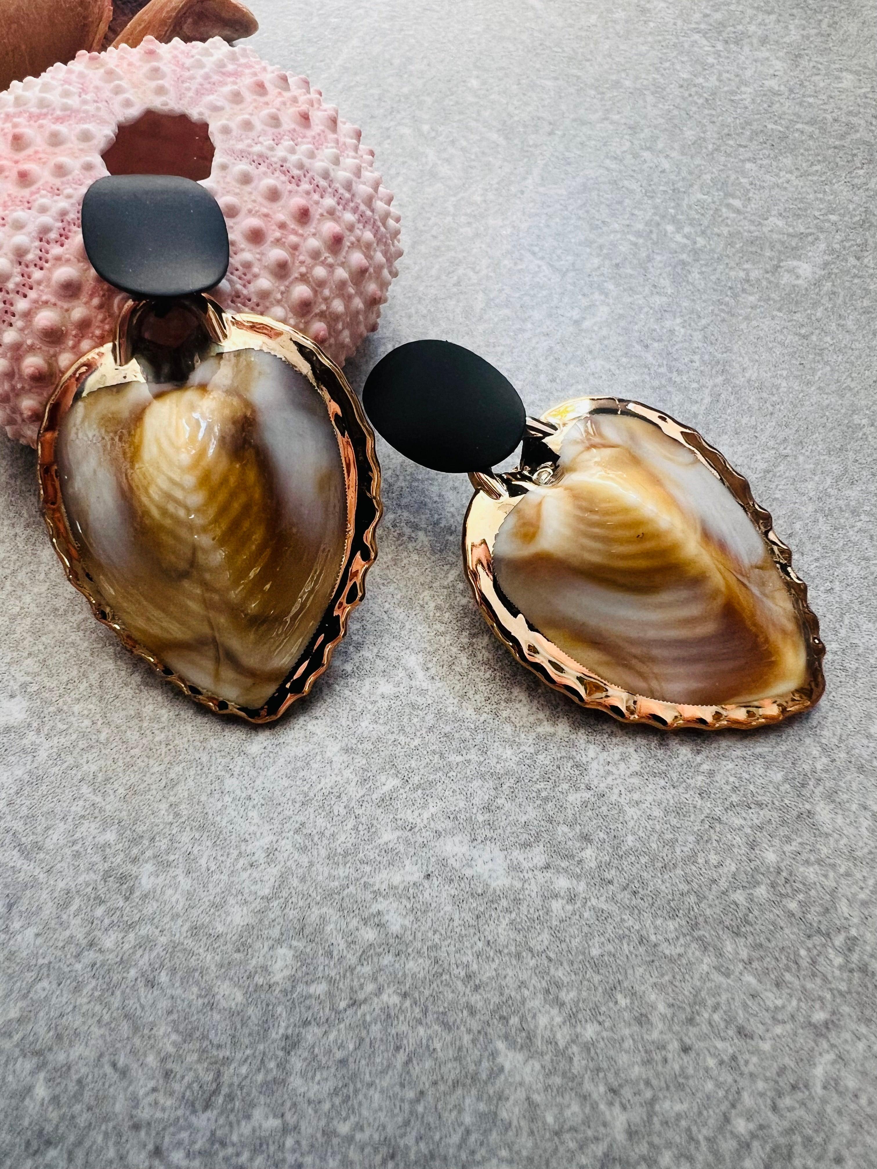 Boucles d’oreilles JOANE coquillages beiges légers et clous noirs - Créations Uniques - Créations Uniques