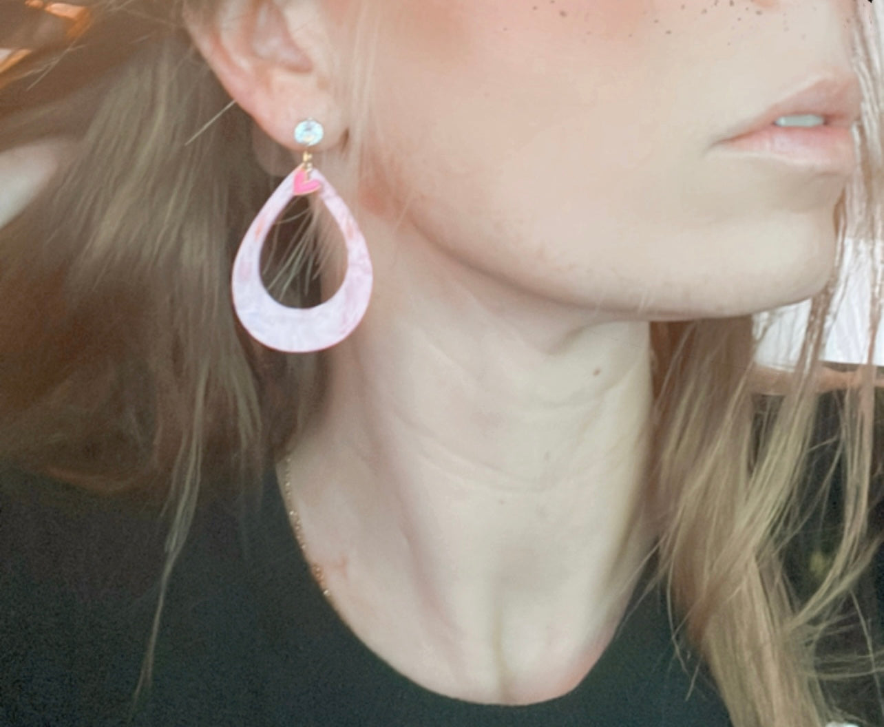 Boucles d’oreilles MAGGIE gouttes résine rose clous brillants - Créations Uniques - Créations Uniques