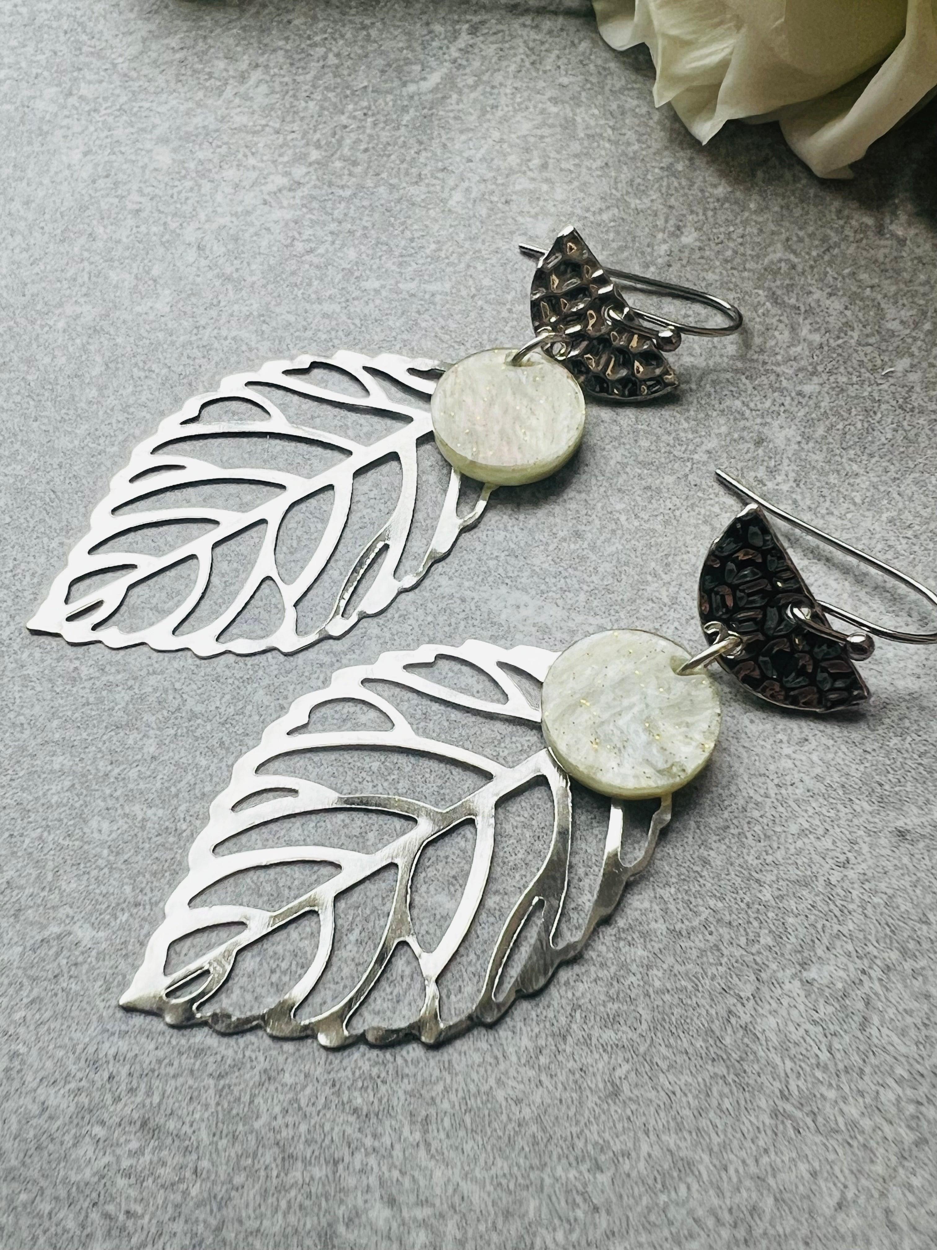 Boucles d’oreilles SHERRY feuilles argentées - Créations Uniques - Créations Uniques