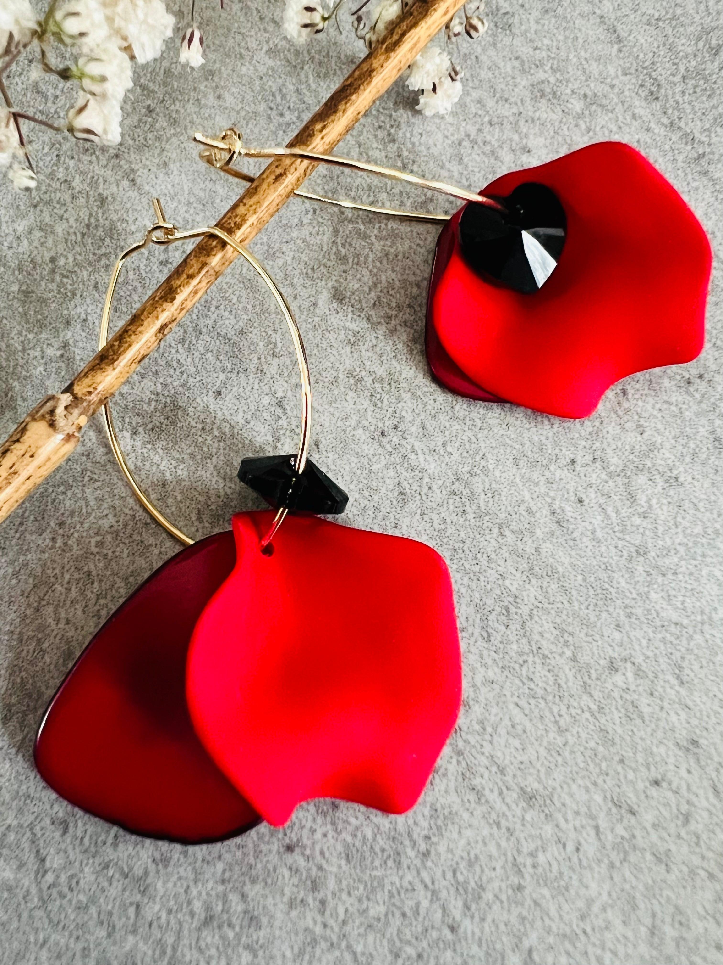 Boucles d’oreilles MARIELLE pétales rouges et cœurs cristal noirs - Créations Uniques - Créations Uniques
