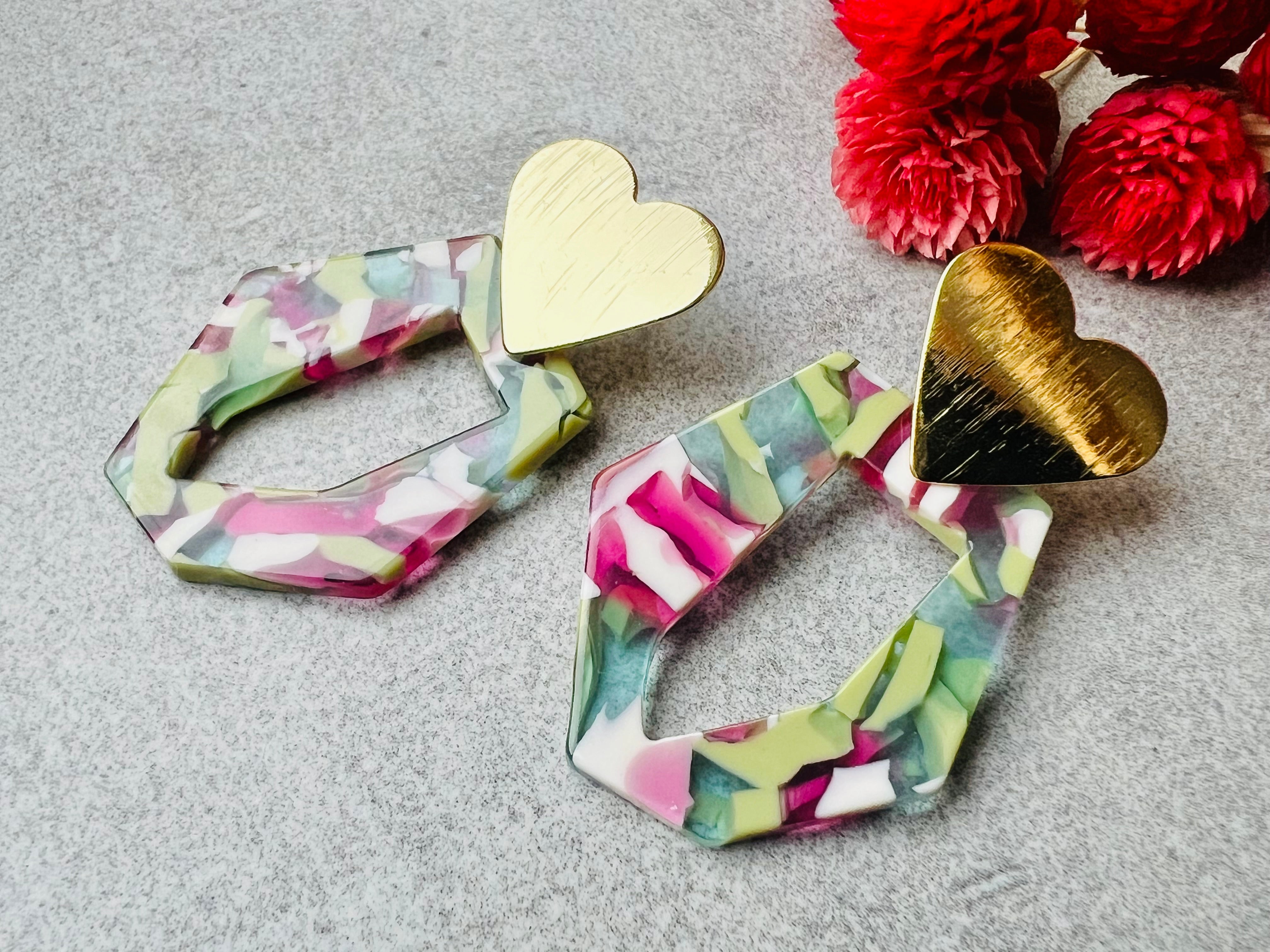 Boucles d’oreilles ROXANE résine clous cœurs dorés - Créations Uniques - Créations Uniques