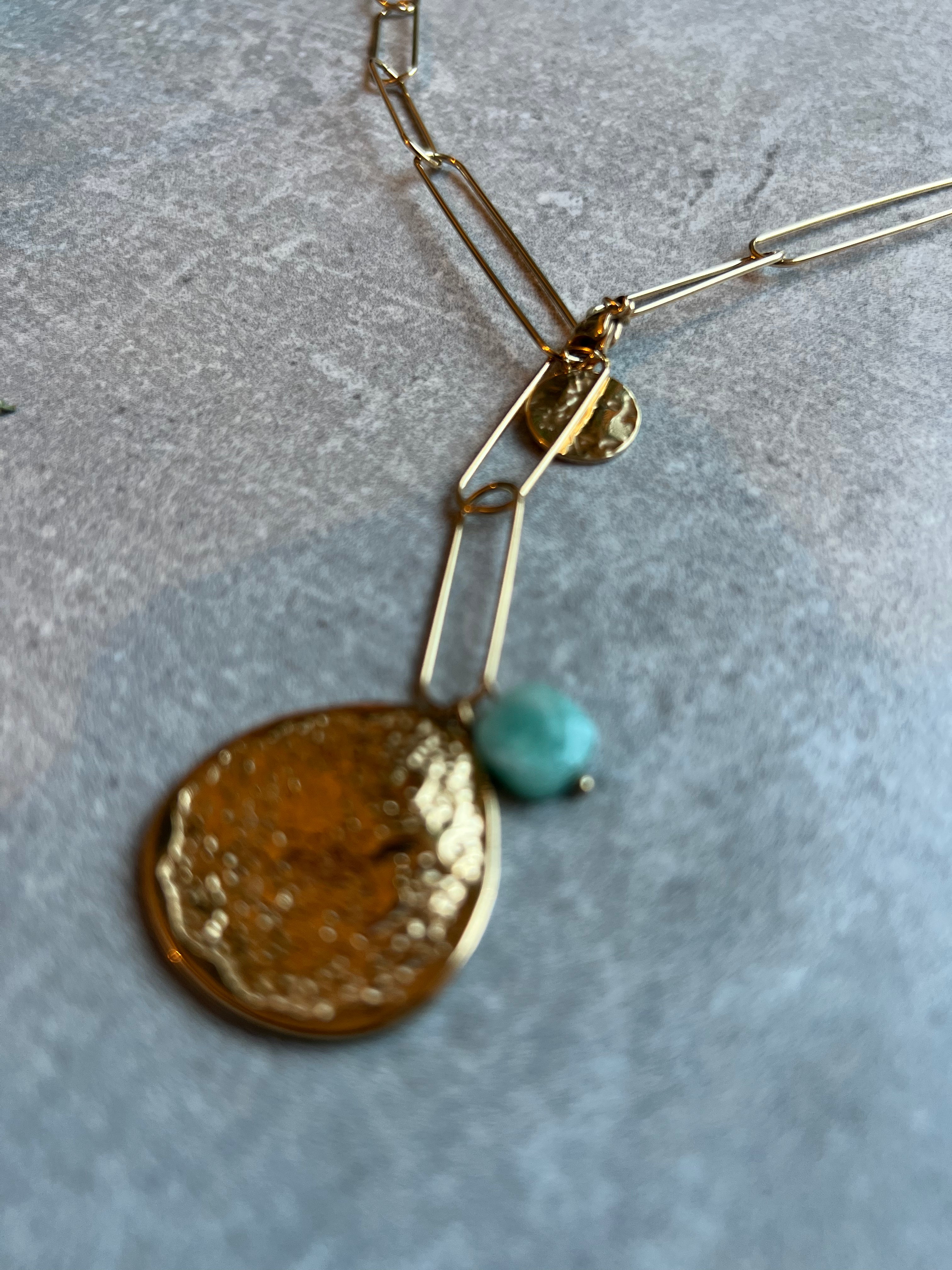 Collier plongeant MARTHE grands maillons, médaillon doré et pampilles - Créations Uniques