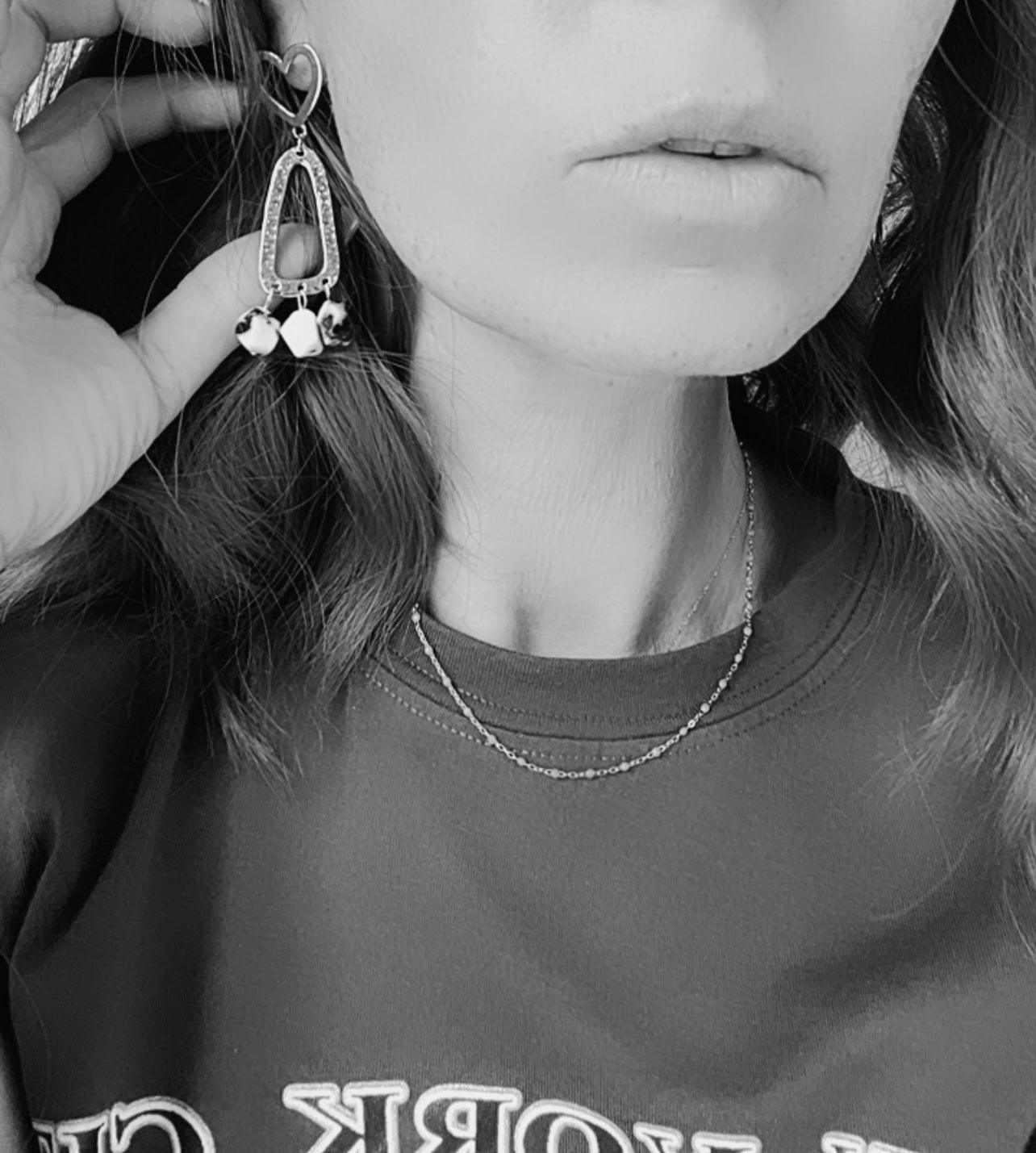 Boucles d’oreilles PATRICIA perles howlite et clous cœurs dorés - Créations Uniques - Créations Uniques