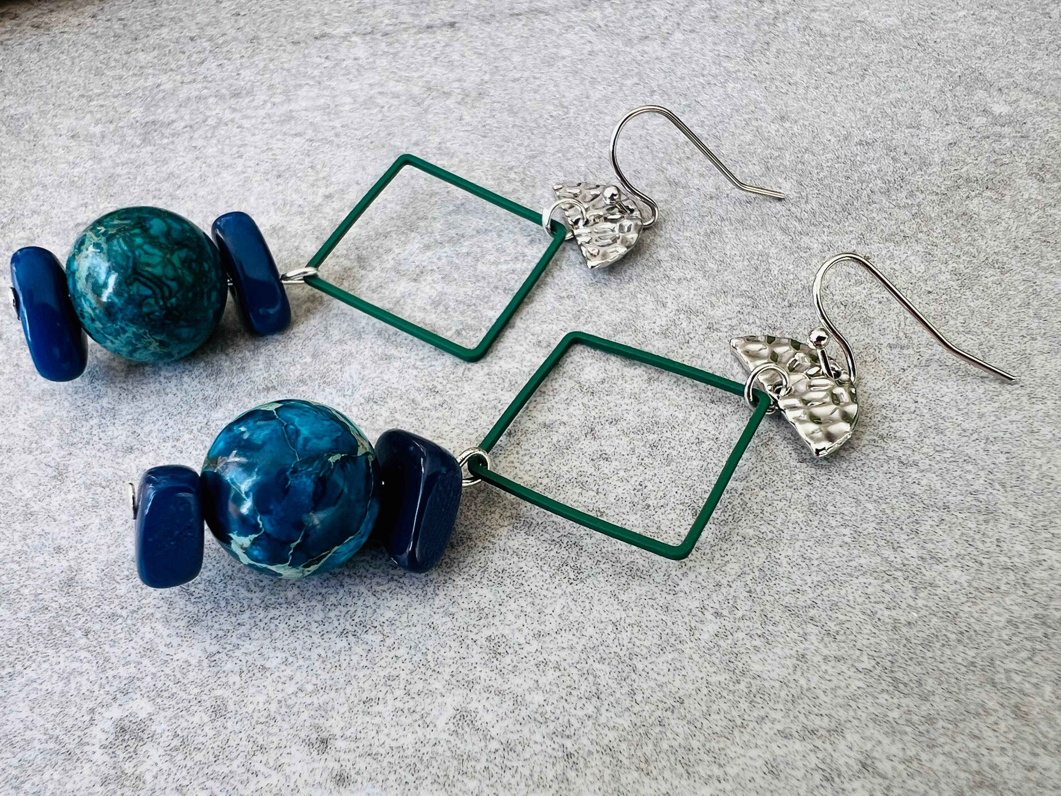 Boucles d’oreilles FILIPA perles bleu turquoise losanges verts - Créations Uniques - Créations Uniques