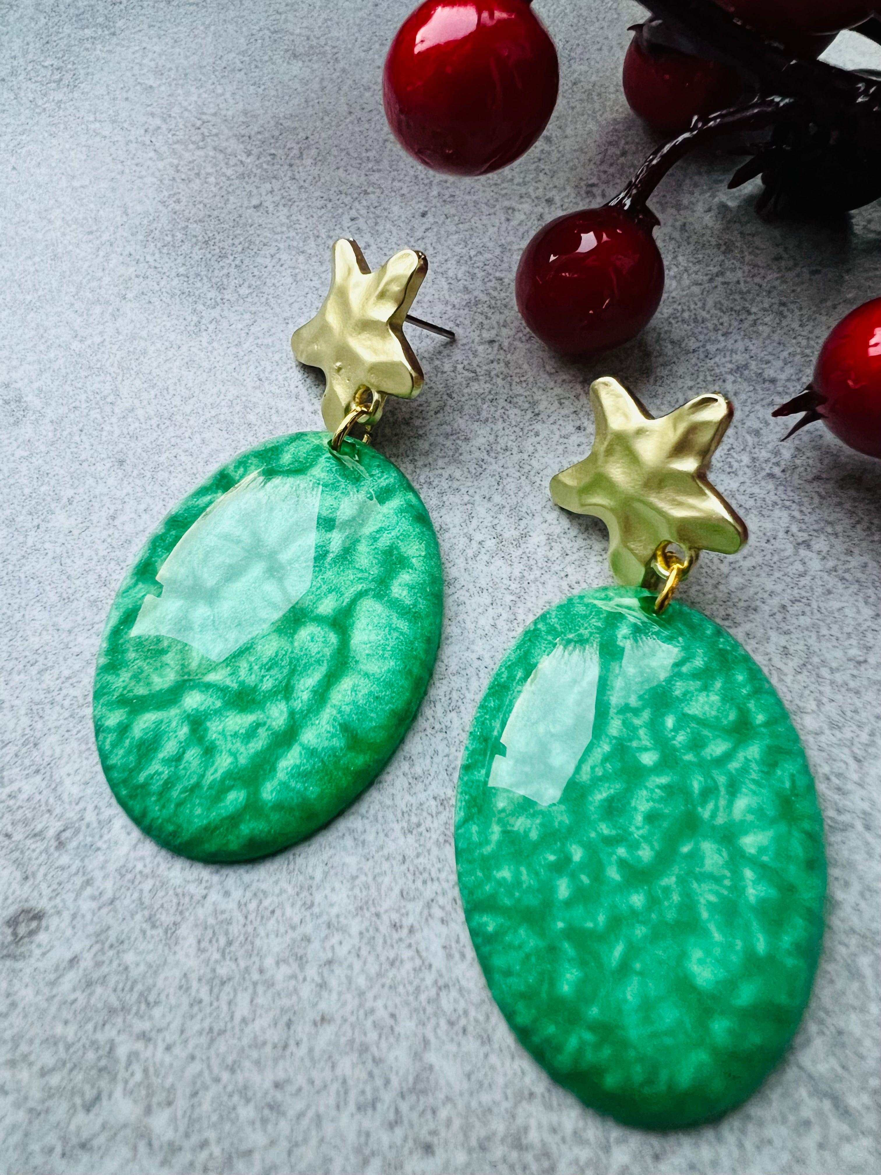 Boucles d’oreilles SALOMÉ résine verte irisée et clous étoiles dorés - Créations Uniques - Créations Uniques