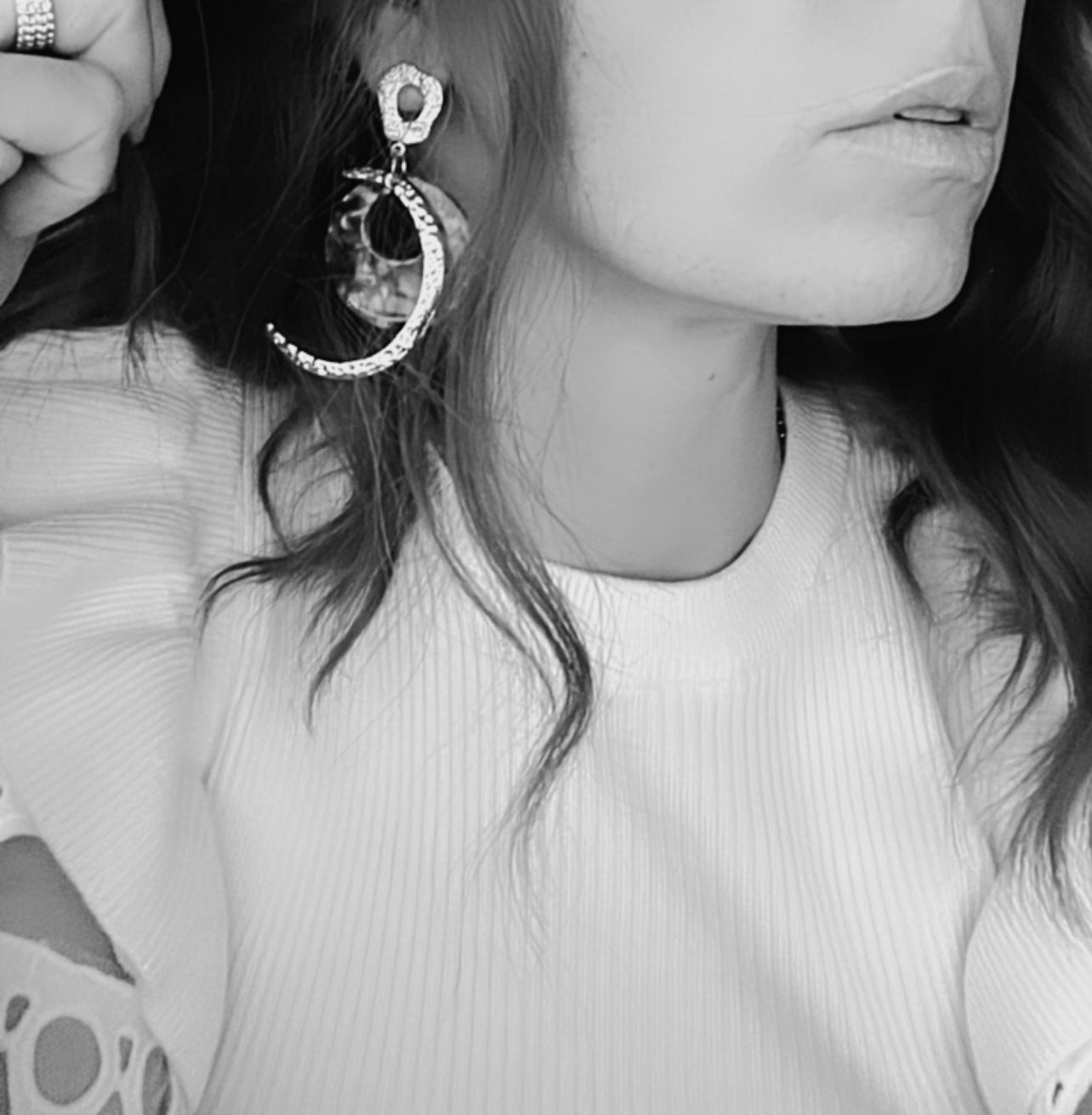 Boucles d’oreilles MACKENZIE lune dorée martelée et résine - Créations Uniques - Créations Uniques