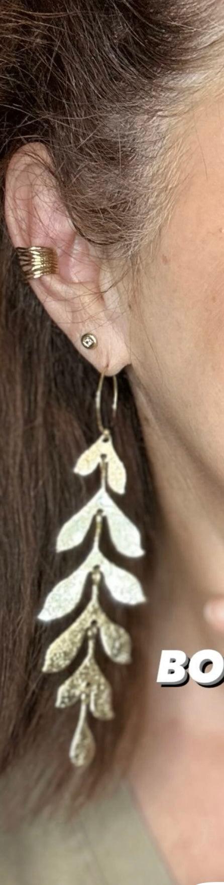 Boucles d’oreilles CAROLE longues et légères feuillage doré - Créations Uniques