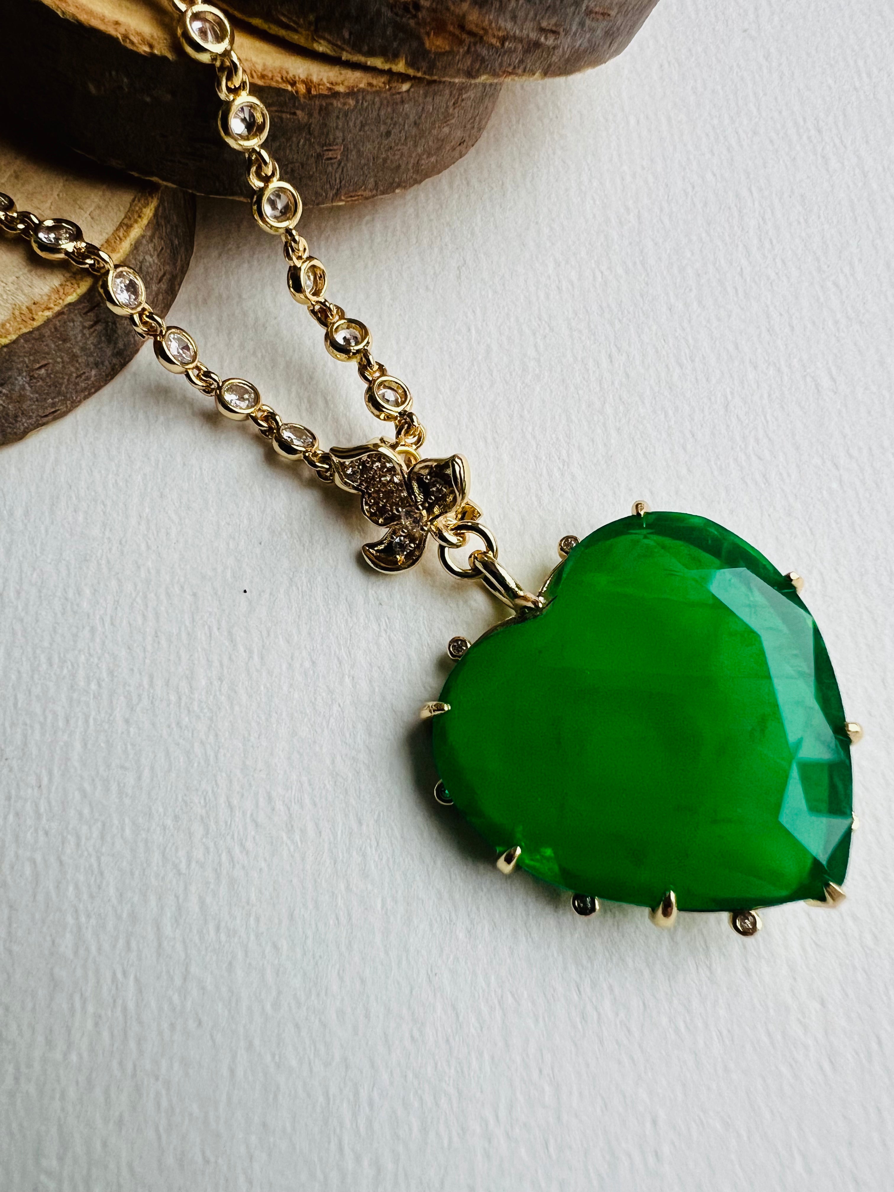 Collier TERRY sautoir pendentif cœur vert chaîne dorée diamantée - Créations Uniques