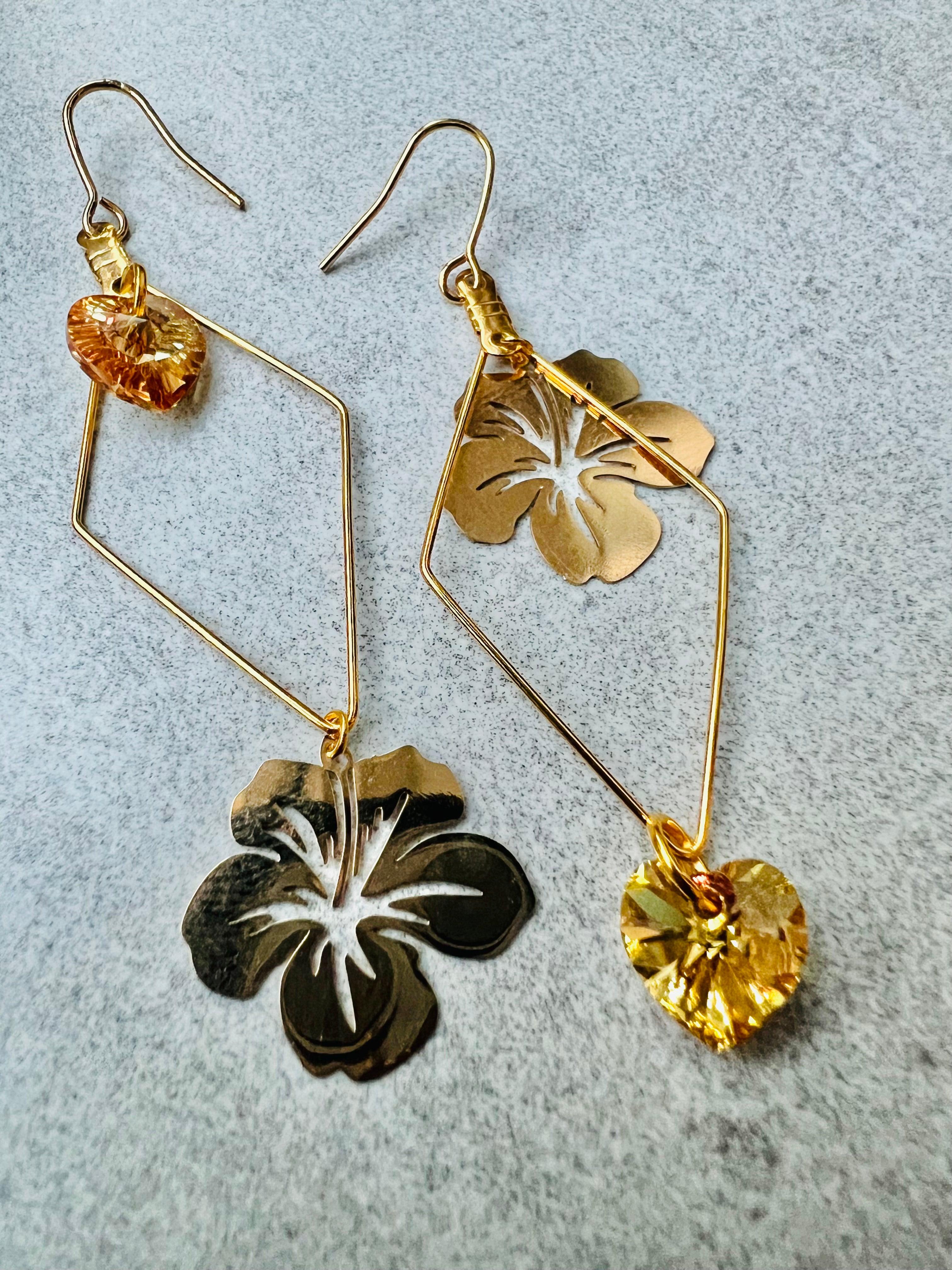 Boucles d’oreilles asymétriques DIANA cœurs cristal sunshine et fleurs hibiscus dorées - Créations Uniques - Créations Uniques