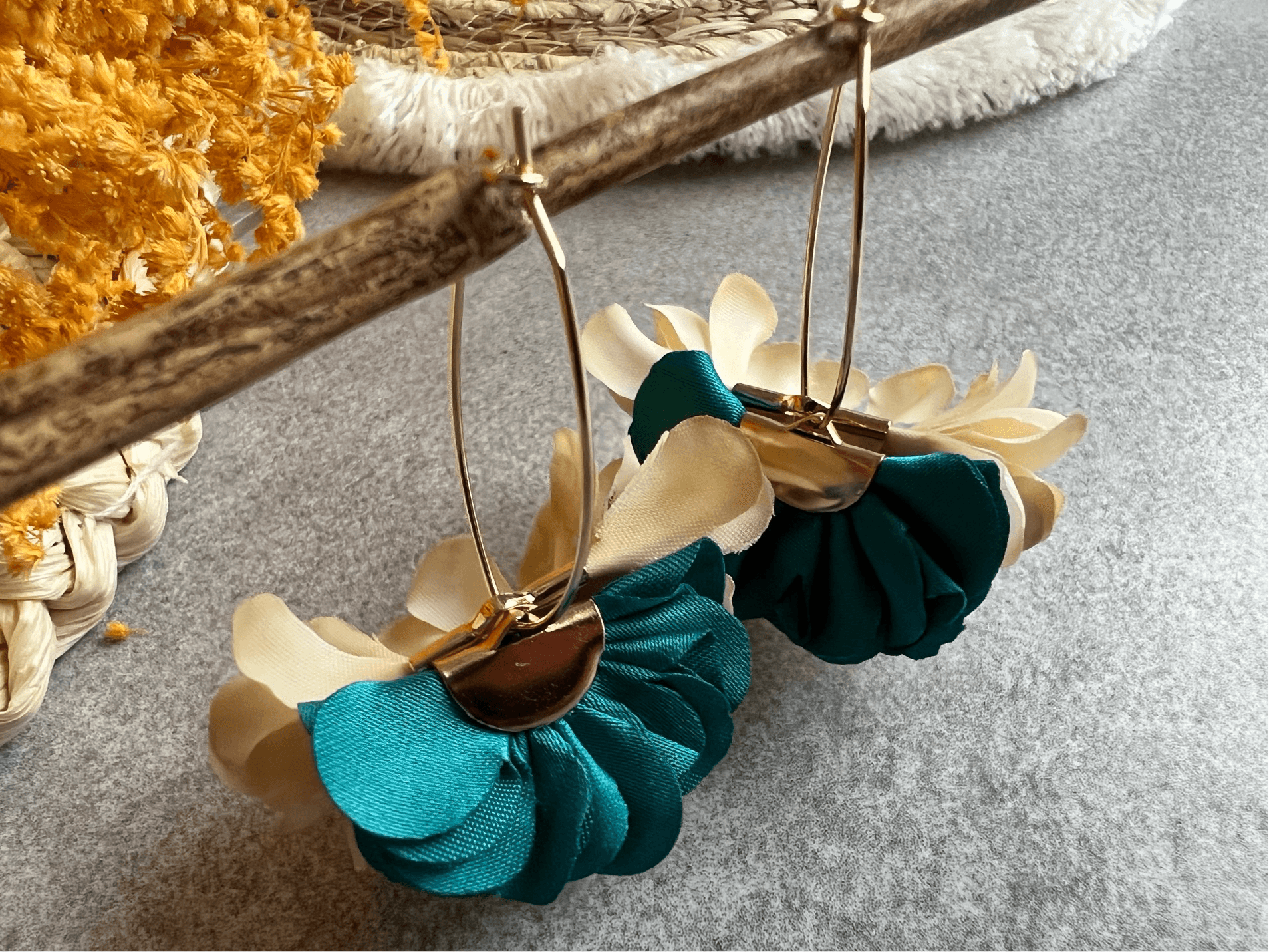 Boucles d’oreilles anneaux ovales ELISABETH pampilles tissu bleu canard et crème - Créations Uniques - Créations Uniques