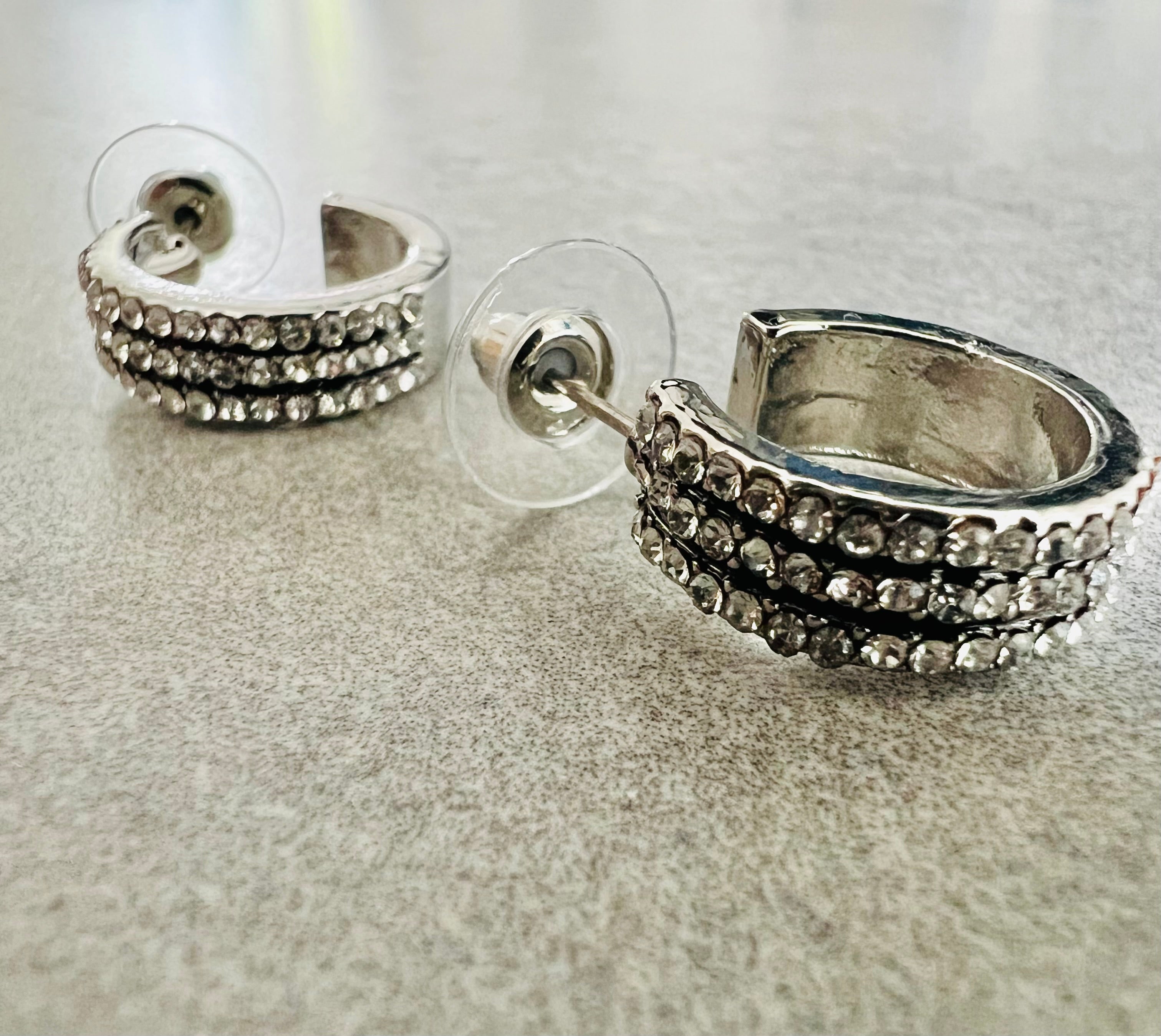 Boucles d’oreilles FELICIA mini créoles argentées strass - Créations Uniques