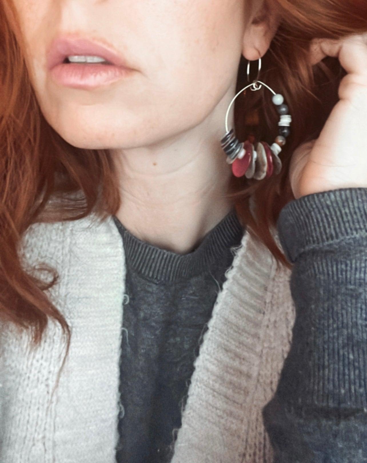 Boucles d’oreilles ARIANE boutons de nacre et perles, style bohème - Créations Uniques - Créations Uniques