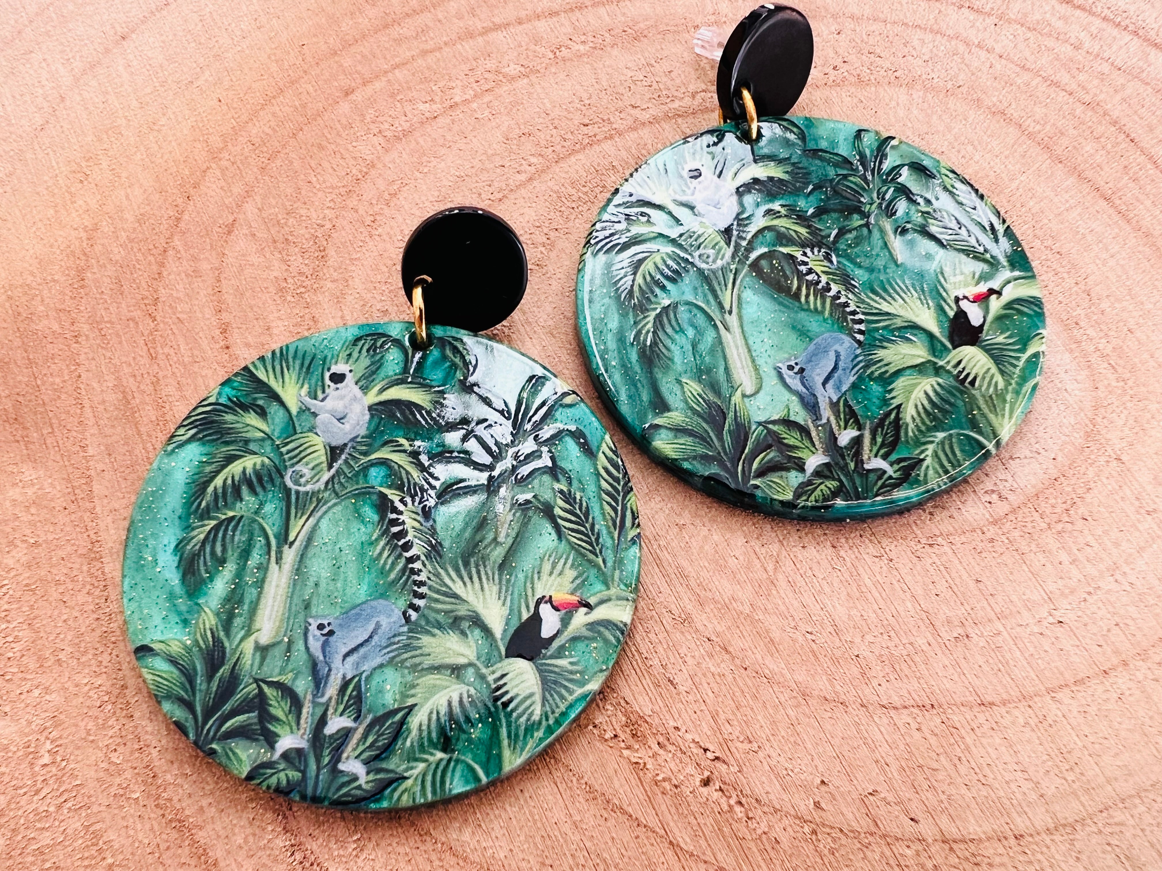 Boucles d’oreilles TRACY résine verte motif jungle et singes - Créations Uniques - Créations Uniques