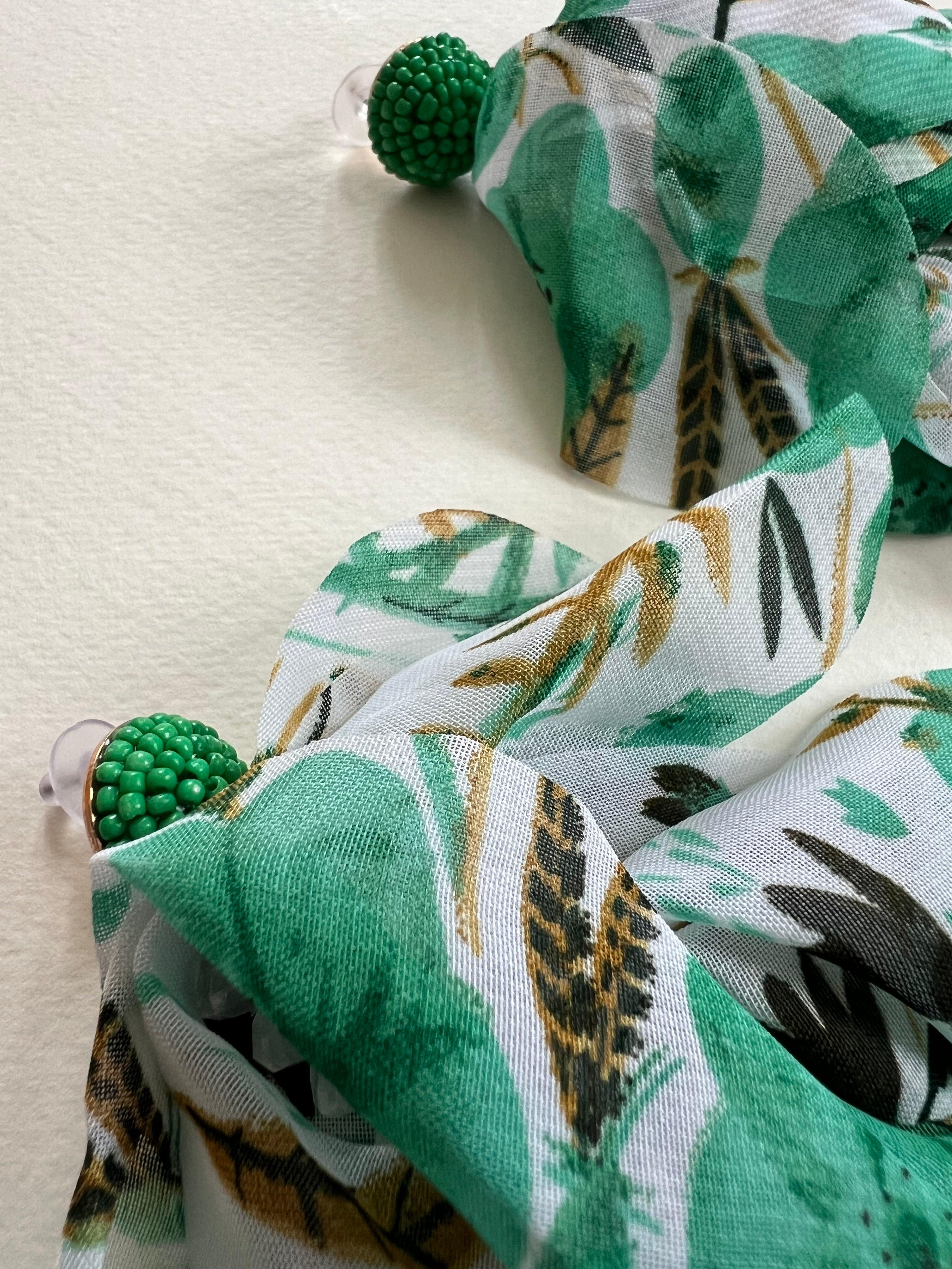 Boucles d’oreilles ALESSANDRA tissu motif fleuri vert et blanc - Créations Uniques