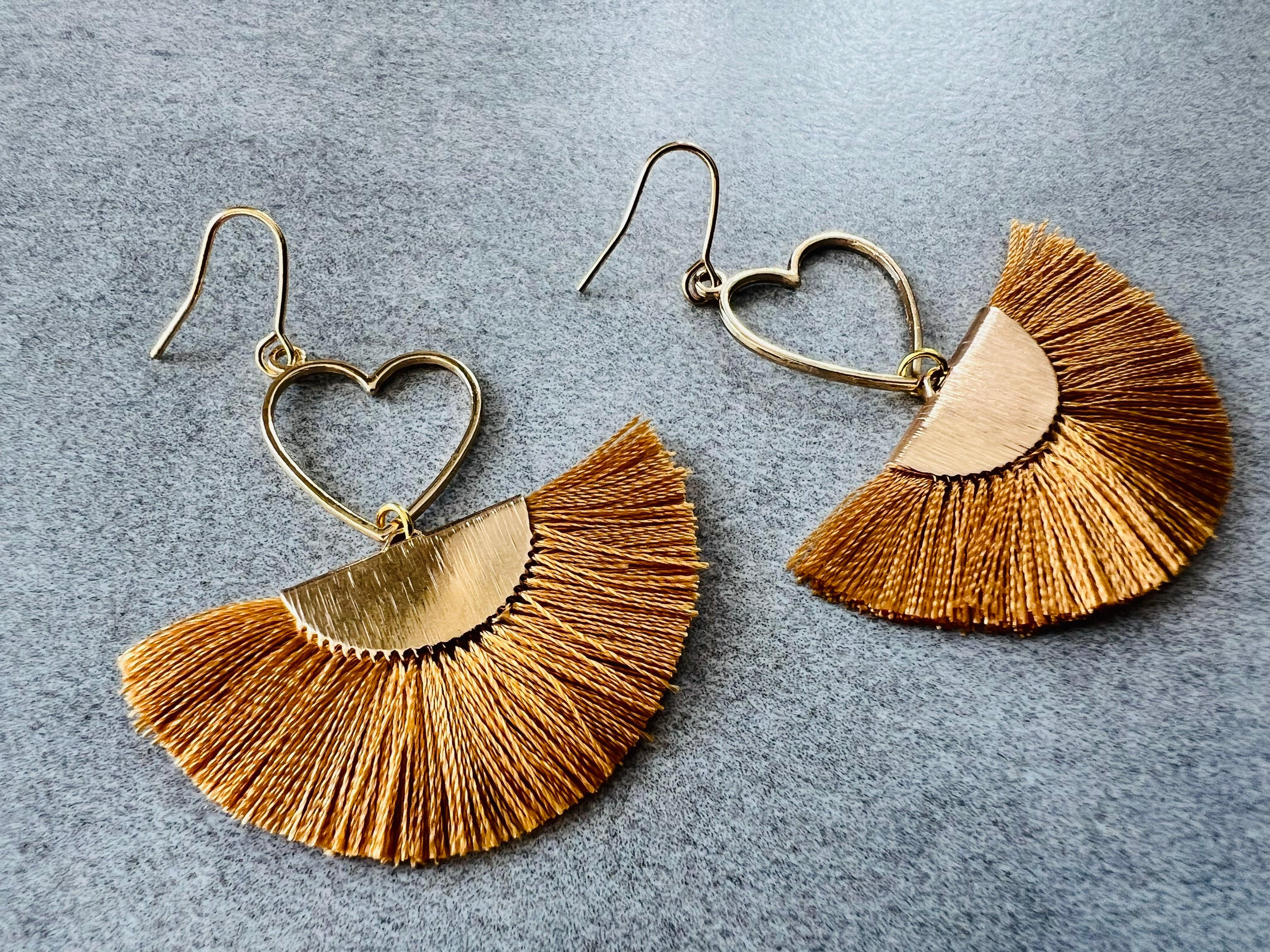 Boucles d’oreilles MARYLAUR cœurs dorés et éventail moutarde - Créations Uniques - Créations Uniques