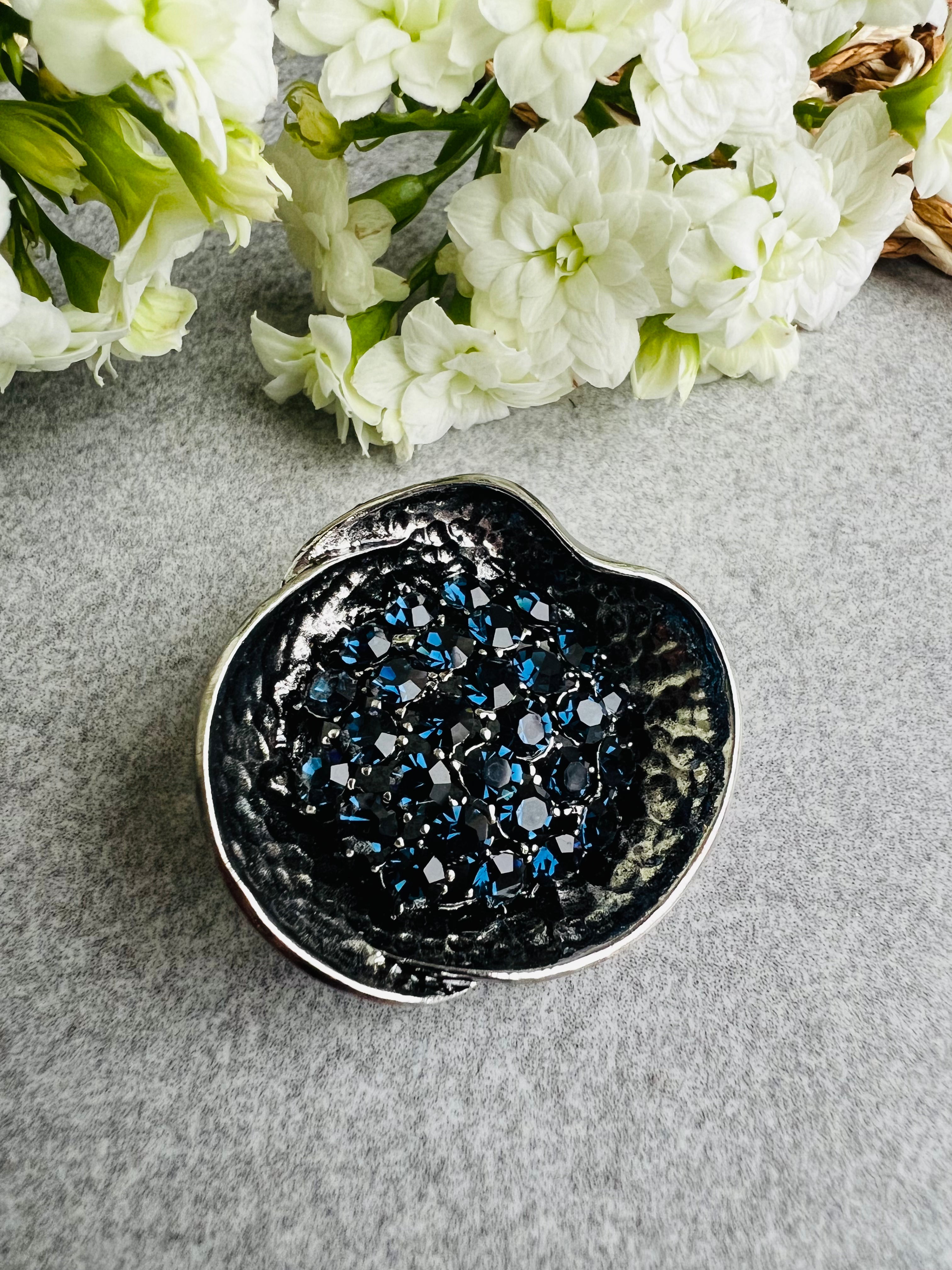 Broche BETTINA style classique strass bleu marine - Créations Uniques