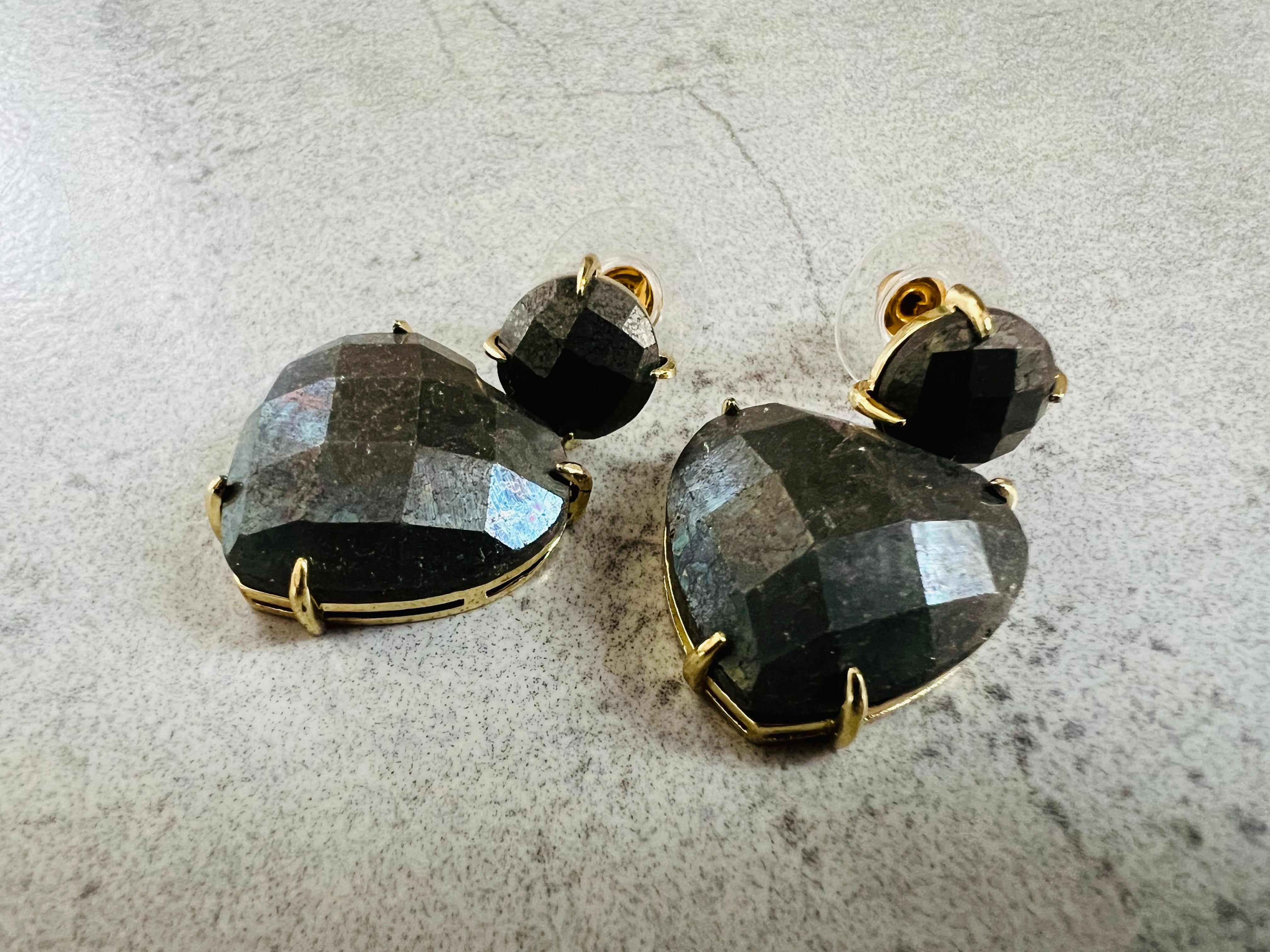 Boucles d’oreilles LESLIE cœurs gris foncé - Créations Uniques