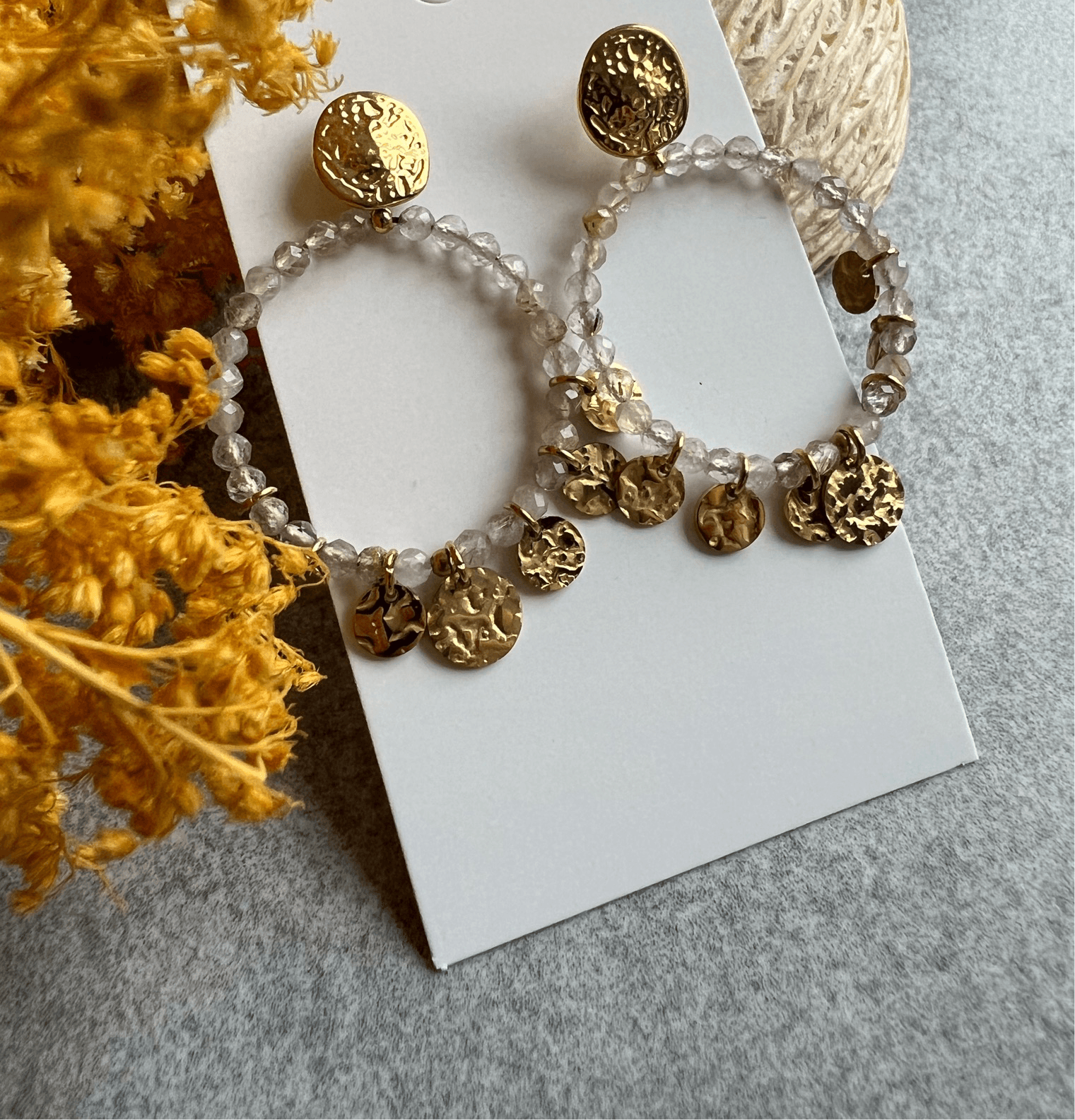 Boucles d’oreilles AUBREY anneaux dorés, perles grises et pampilles - Créations Uniques