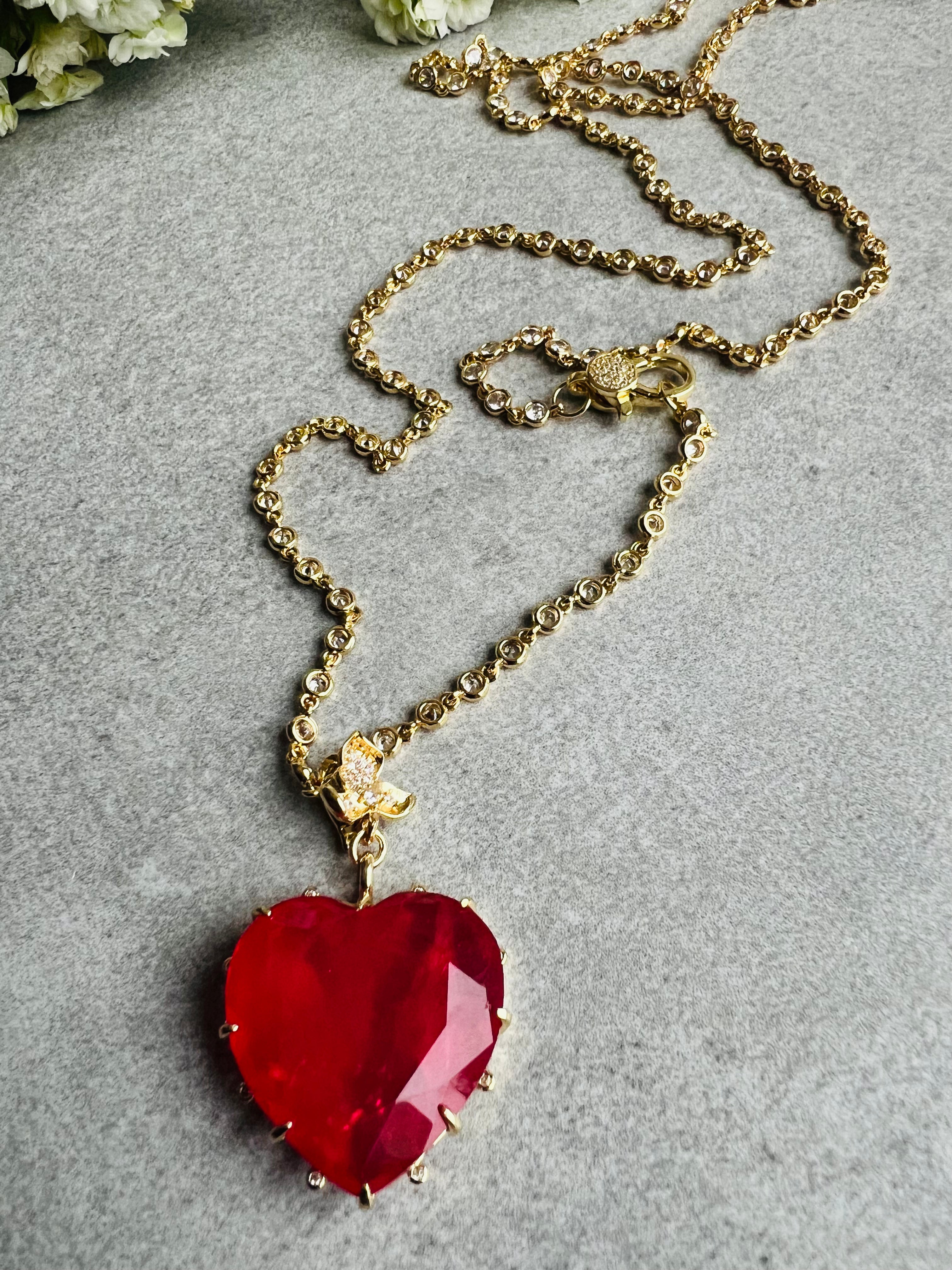 Collier TERRY sautoir pendentif cœur rose fuchsia chaîne dorée diamantée - Créations Uniques