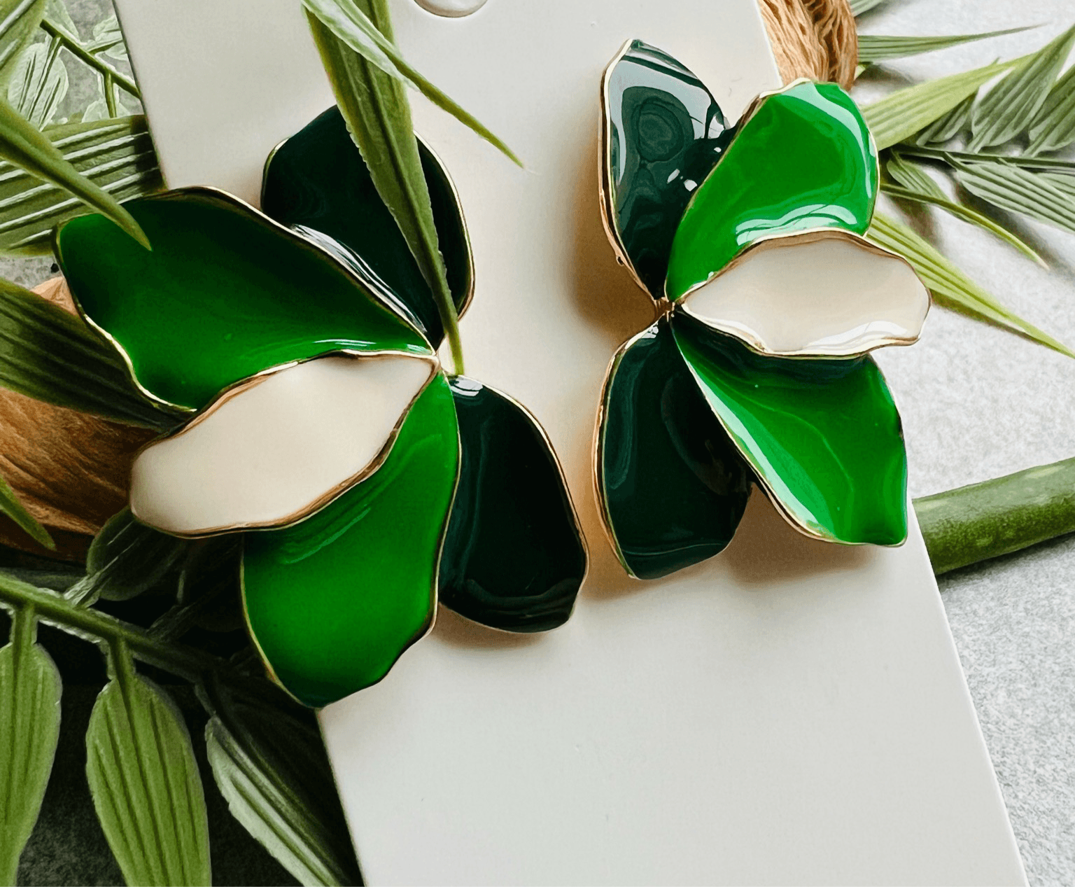 Boucles d’oreilles FLEUR pétales tricolores (nuances de vert) - Créations Uniques