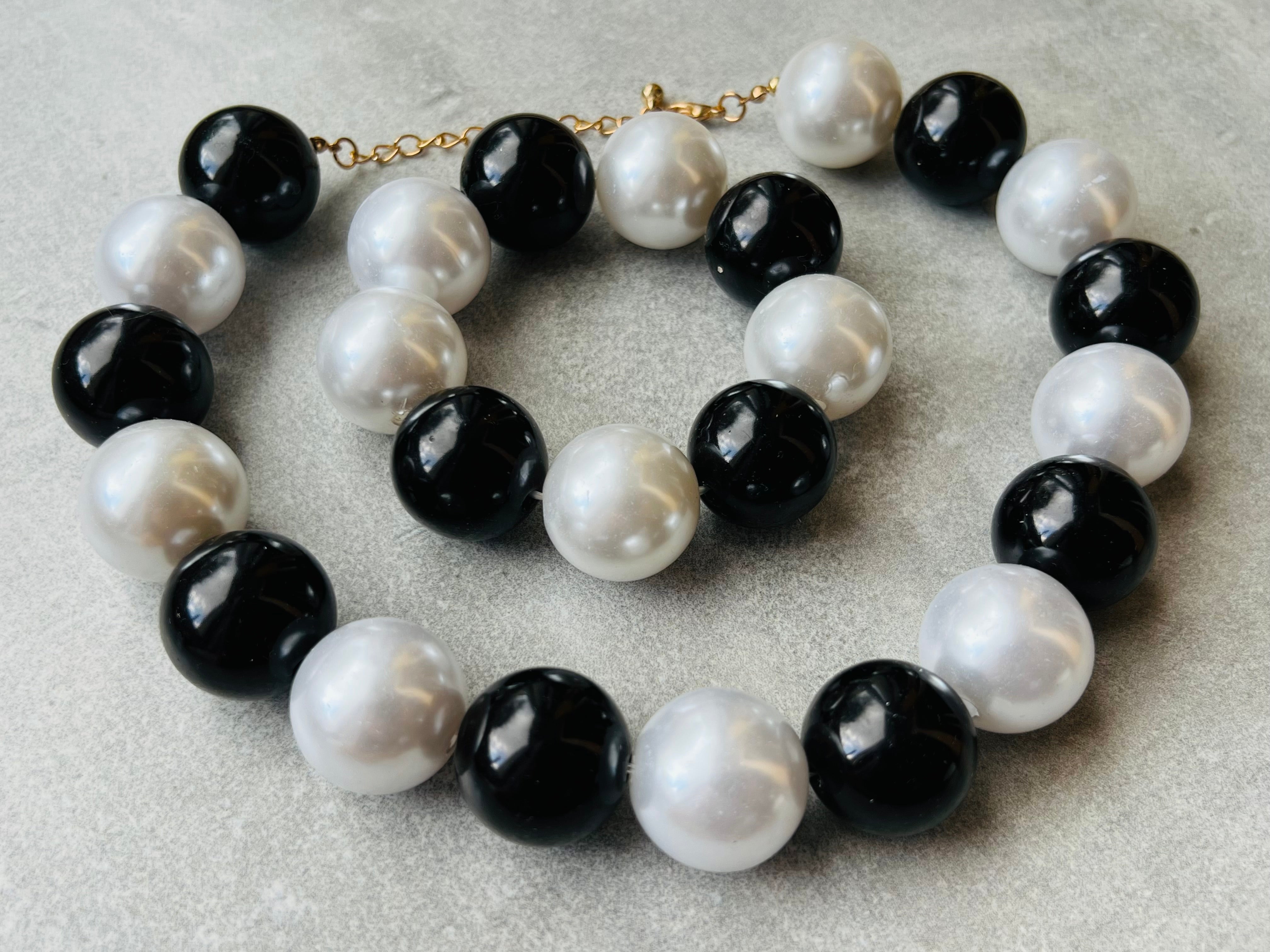 Parure BRITTANY perles noires et blanches - Créations Uniques