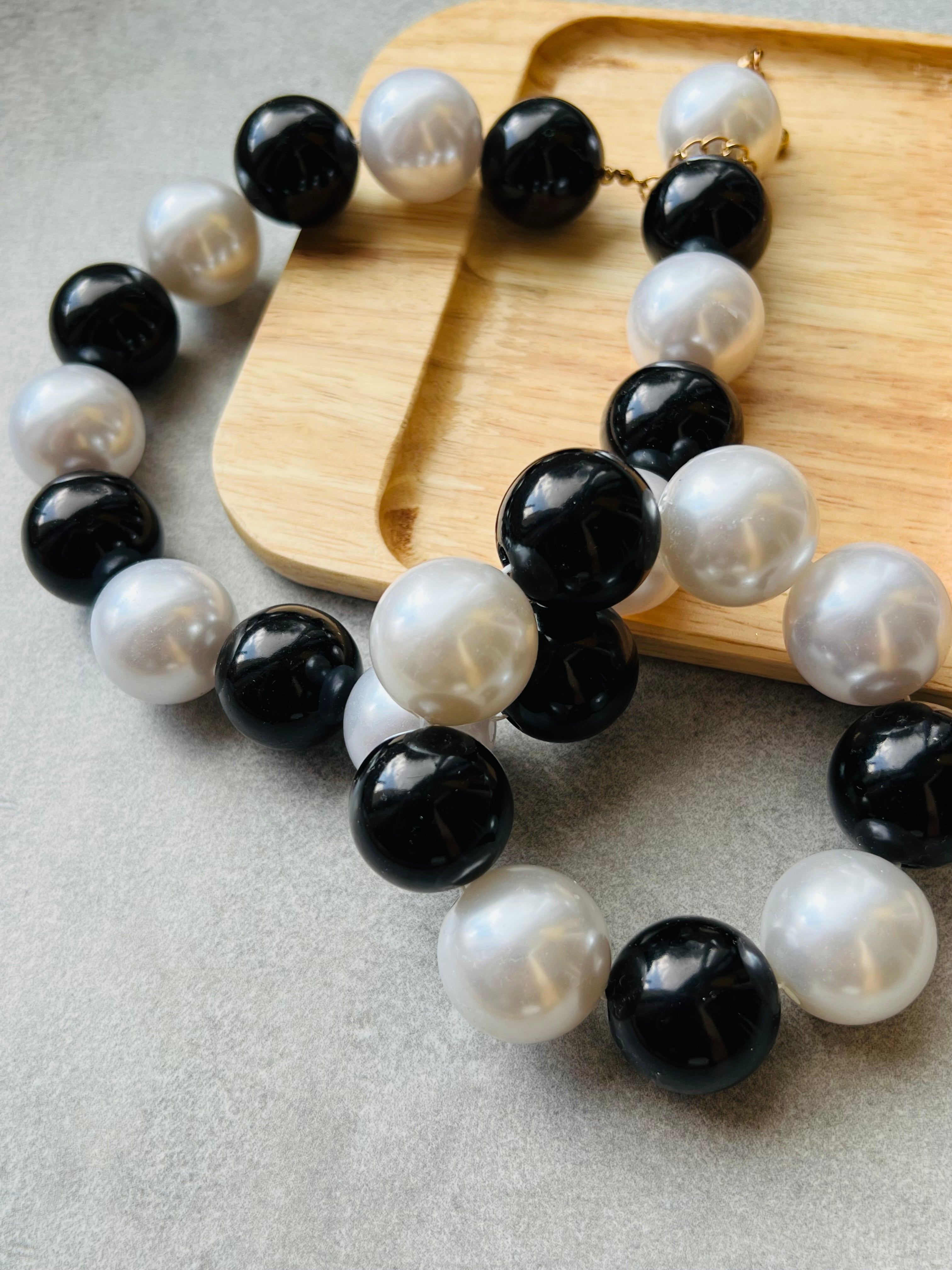 Parure BRITTANY perles noires et blanches - Créations Uniques