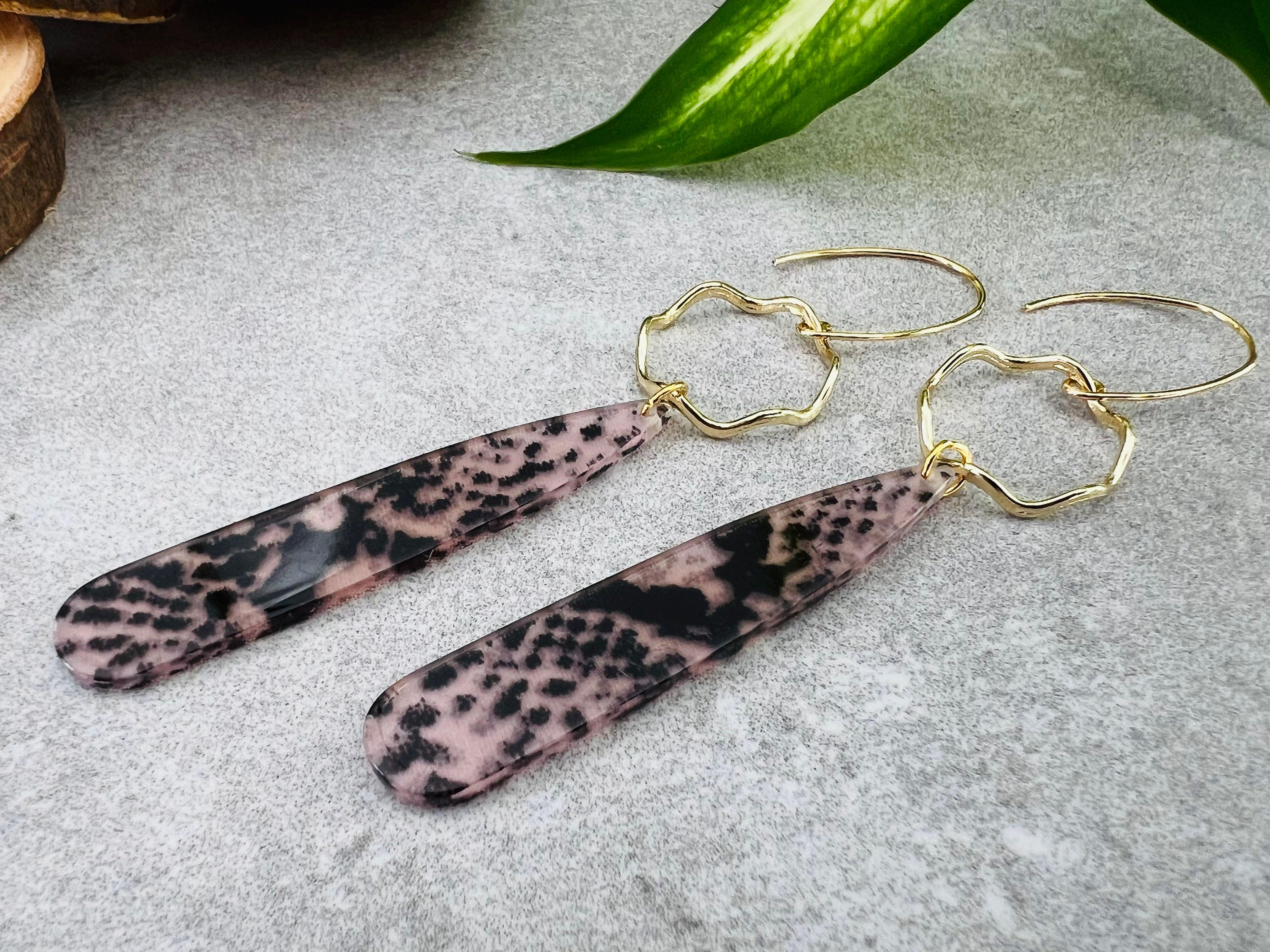 Boucles d’oreilles NATALEE longues gouttes résine motif python - Créations Uniques - Créations Uniques