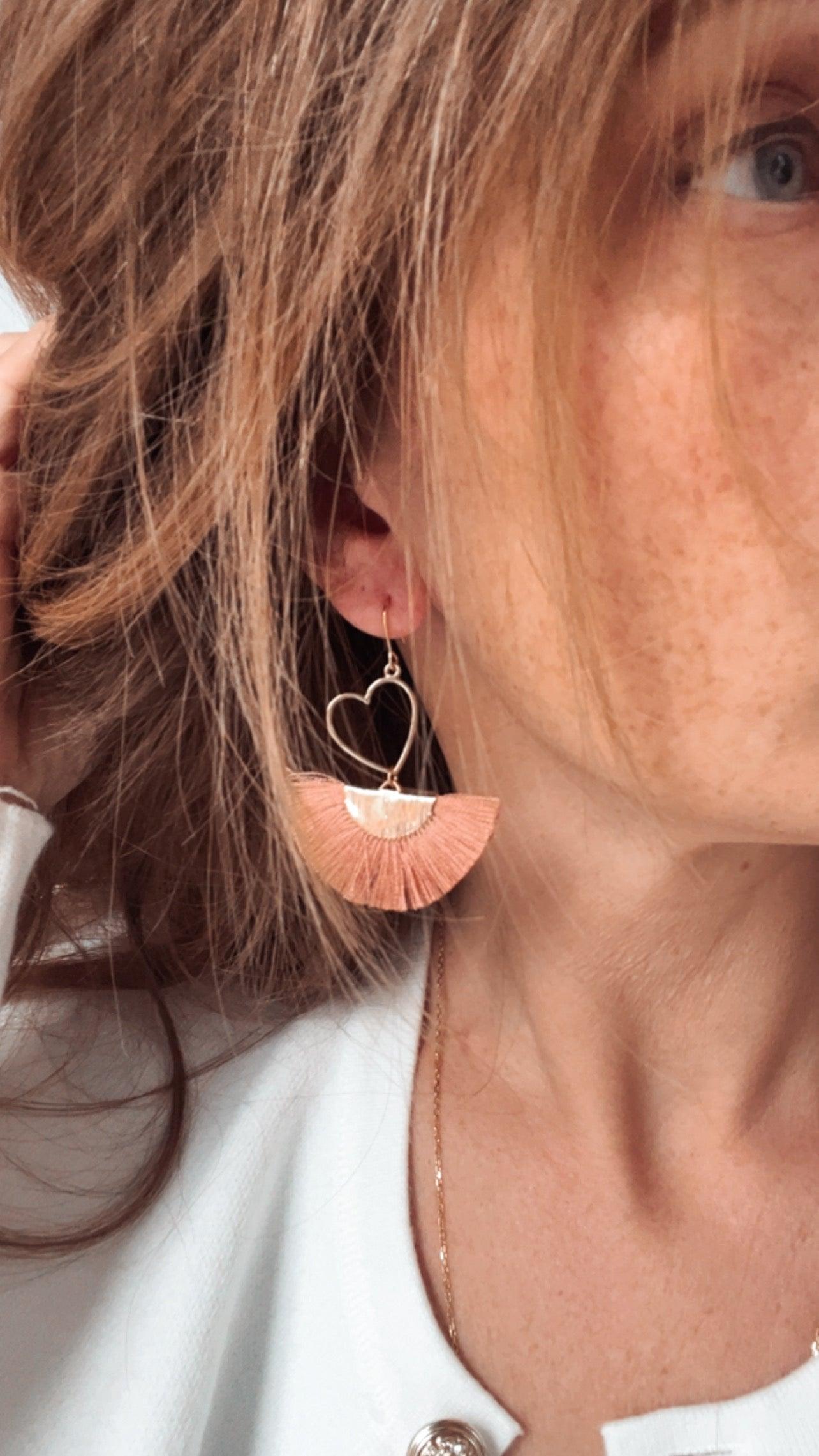 Boucles d’oreilles MARYLAUR cœurs dorés et éventail terracotta - Créations Uniques - Créations Uniques