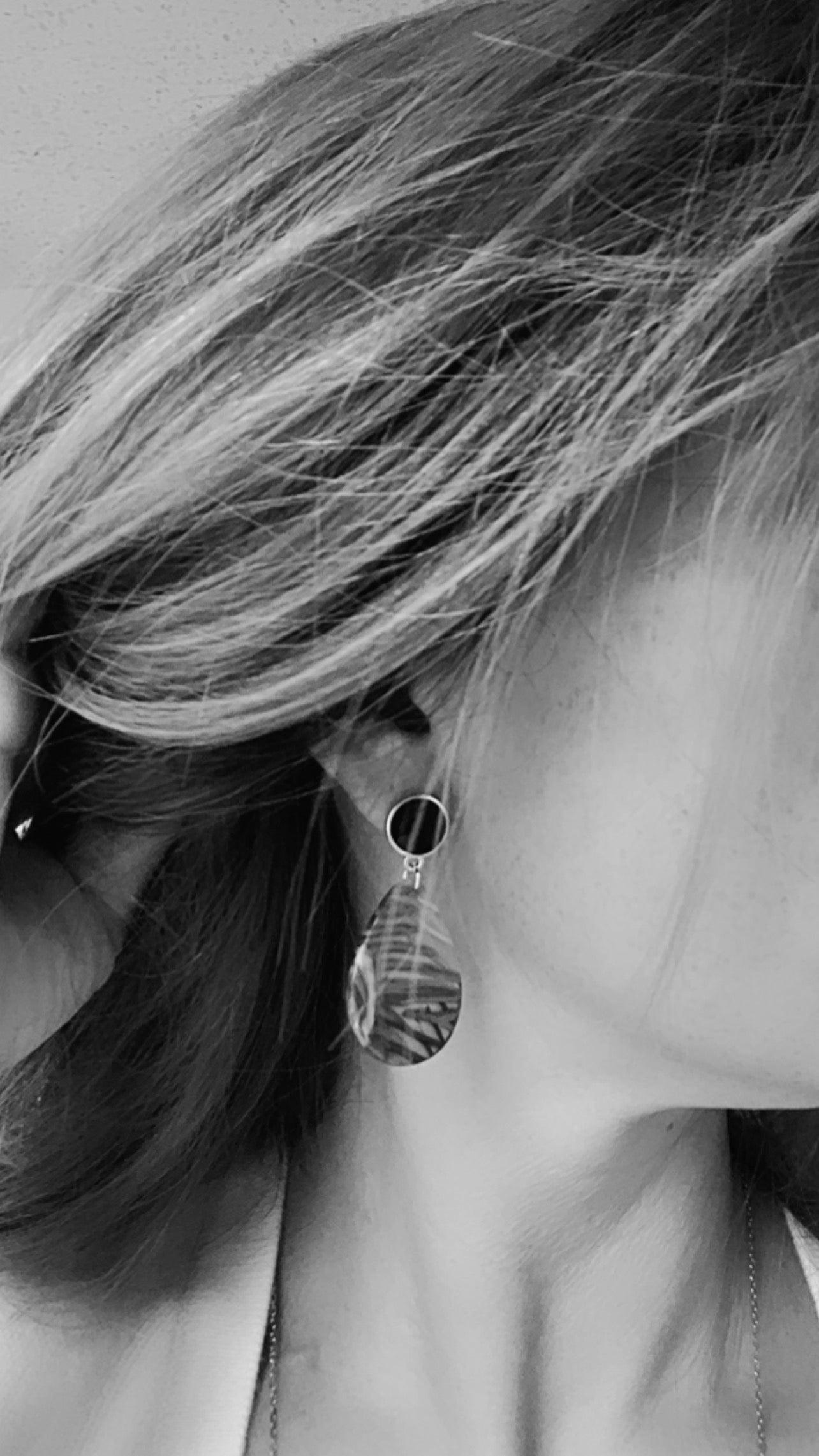 Boucles d’oreilles AUGUSTINE gouttes résine rouge et jaune - Créations Uniques - Créations Uniques