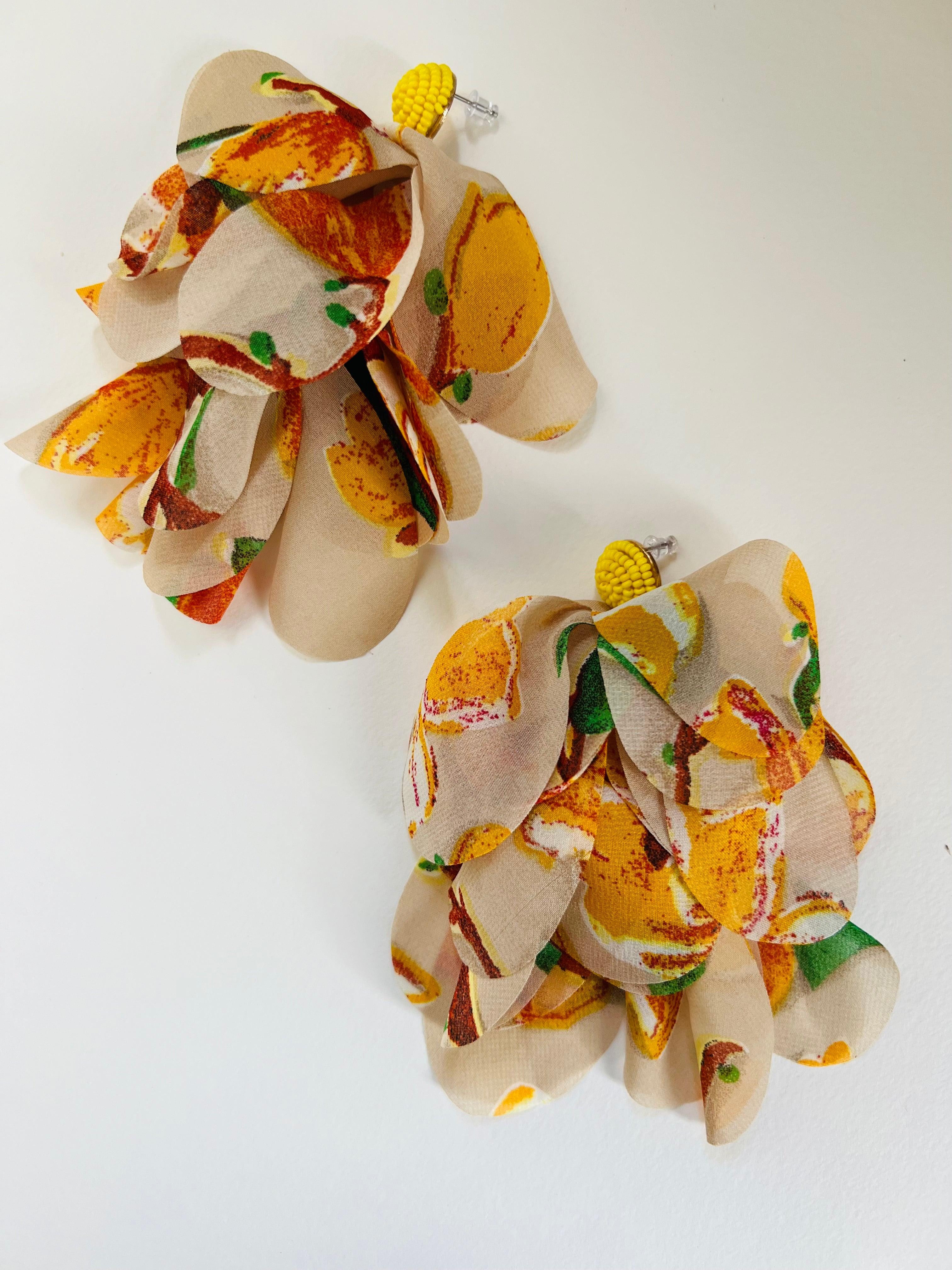 Boucles d’oreilles ALESSANDRA tissu motif fleuri jaune orangé - Créations Uniques