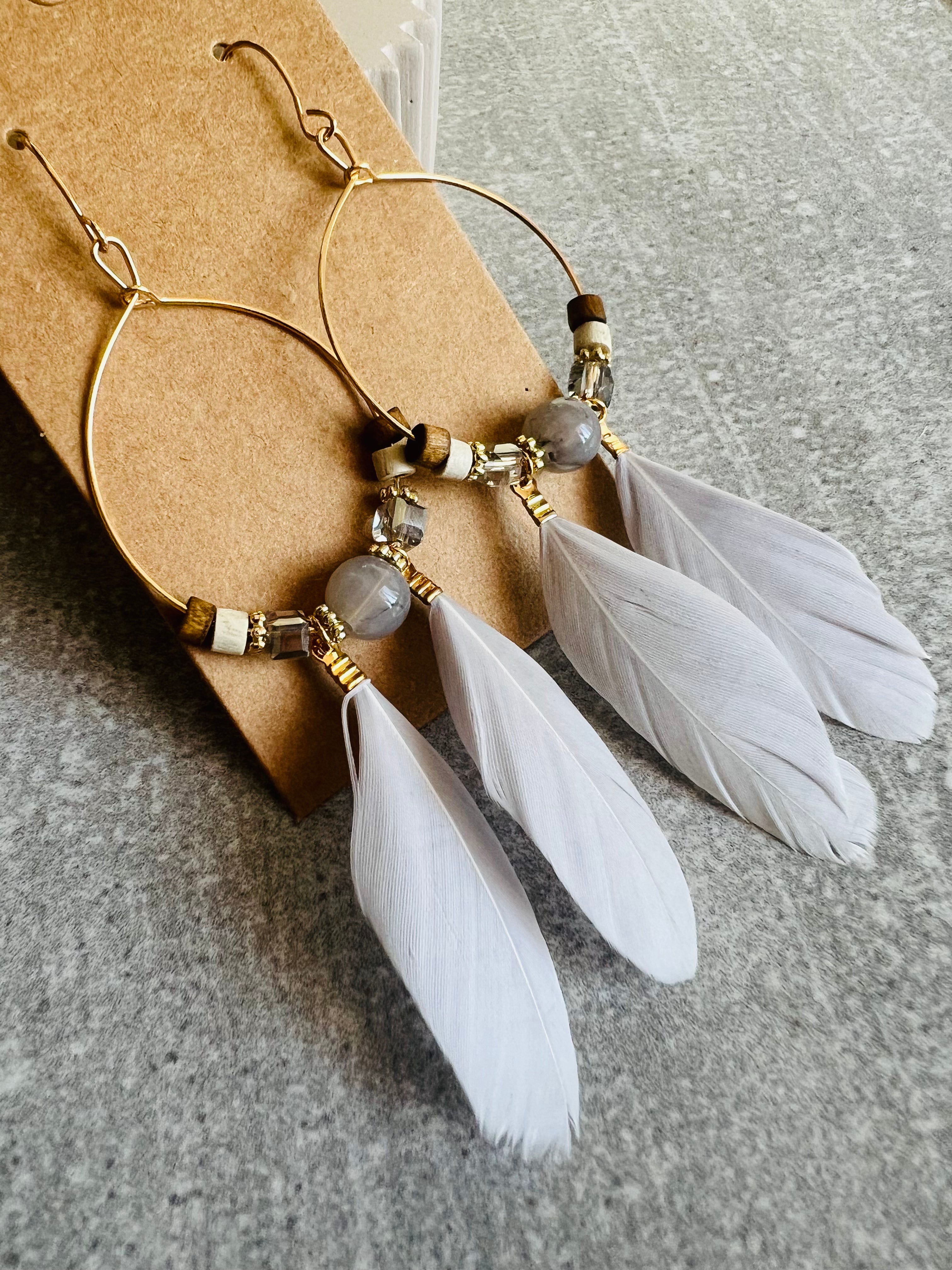 Boucles d’oreilles CAILEE perles et plumes grises - Créations Uniques - Créations Uniques