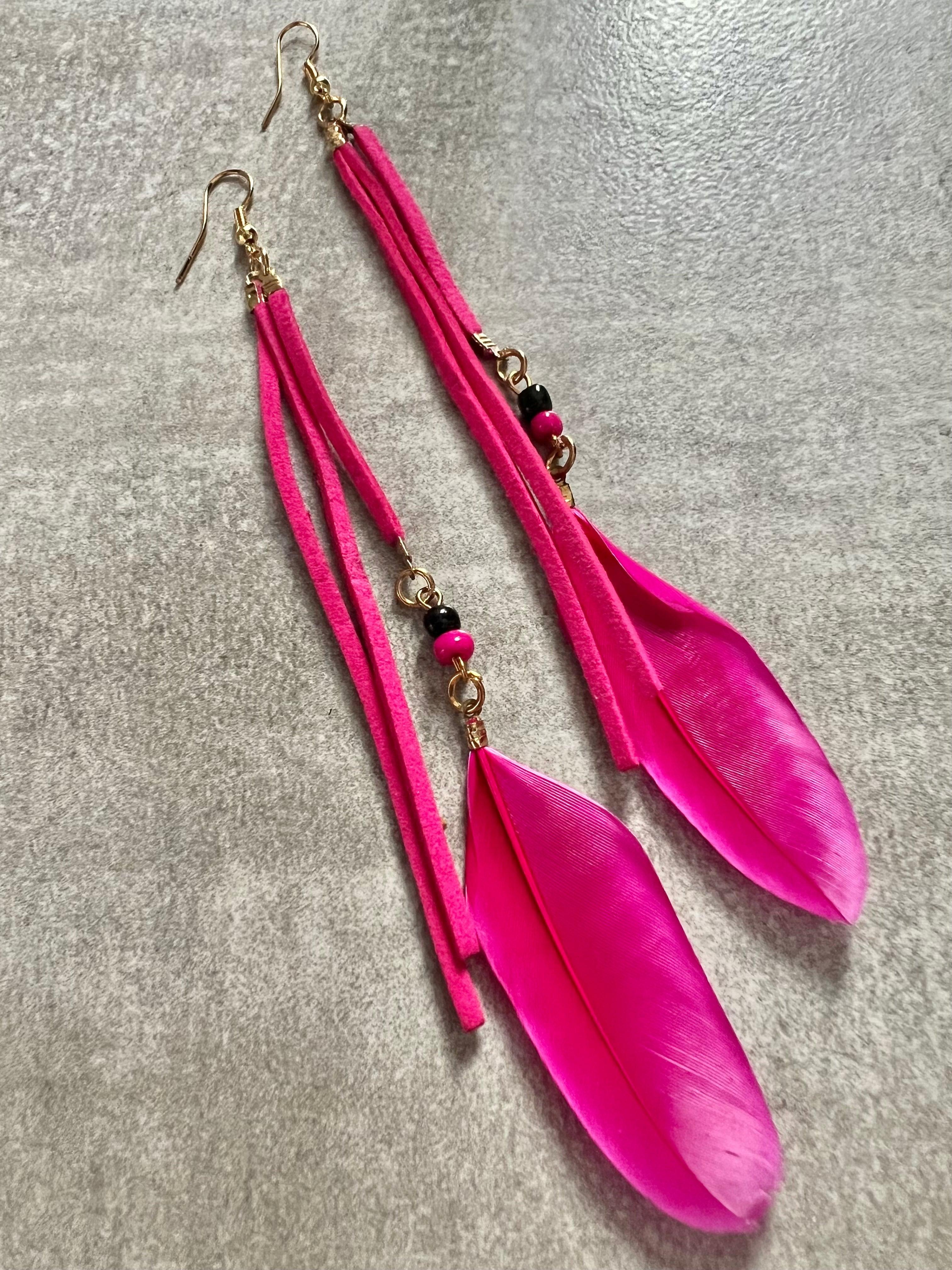 Boucles d’oreilles longues DEVA plumes rose Fuchsia - Créations Uniques