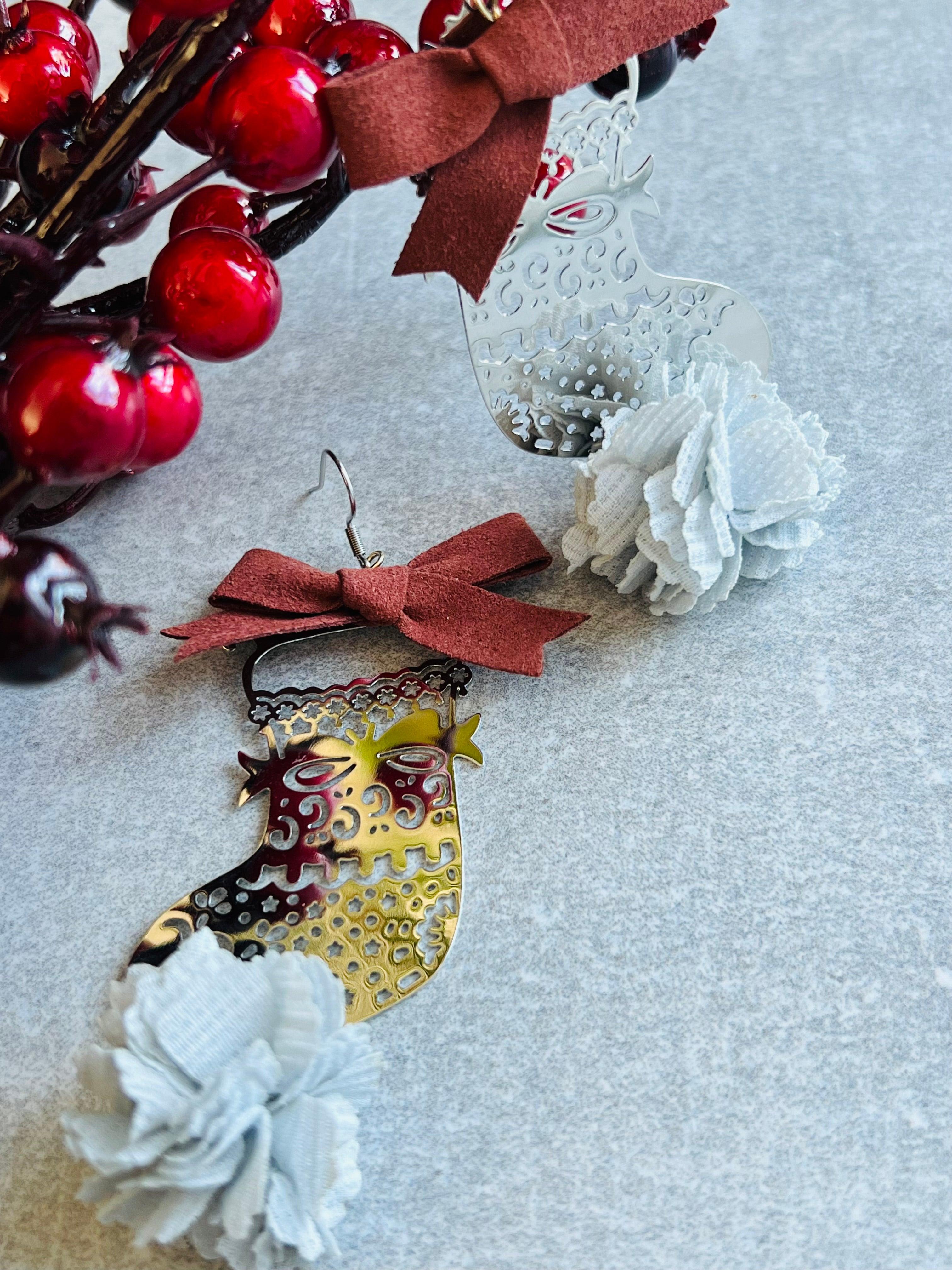 Boucles d’oreilles ROSA-MARIA chaussettes de Noël et pompons gris - Créations Uniques - Créations Uniques
