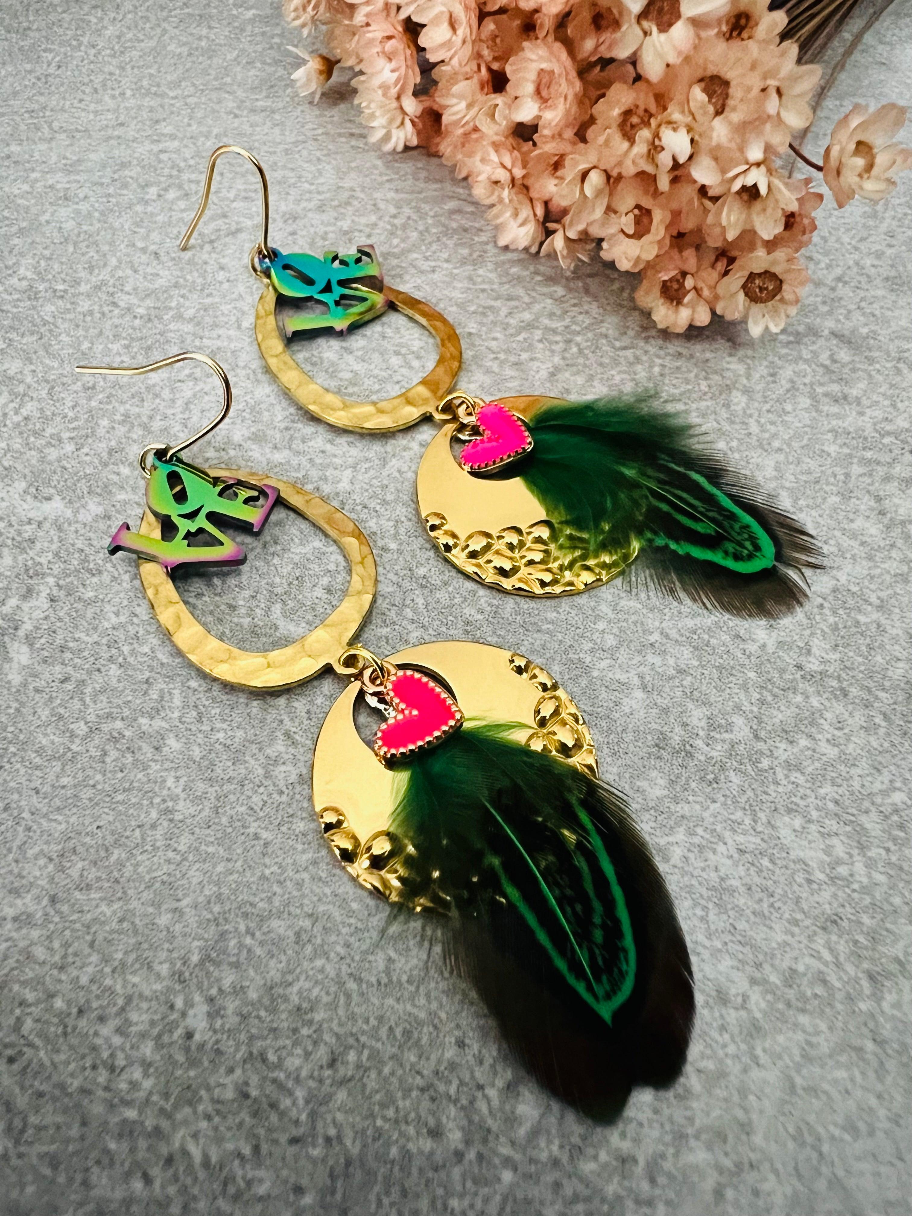 Boucles d’oreilles CLOTHILDE laiton doré, plumes et love - Créations Uniques - Créations Uniques
