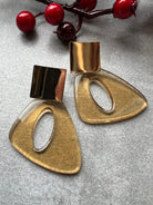 Boucles d’oreilles TALI triangles résine caramel - Créations Uniques - Créations Uniques