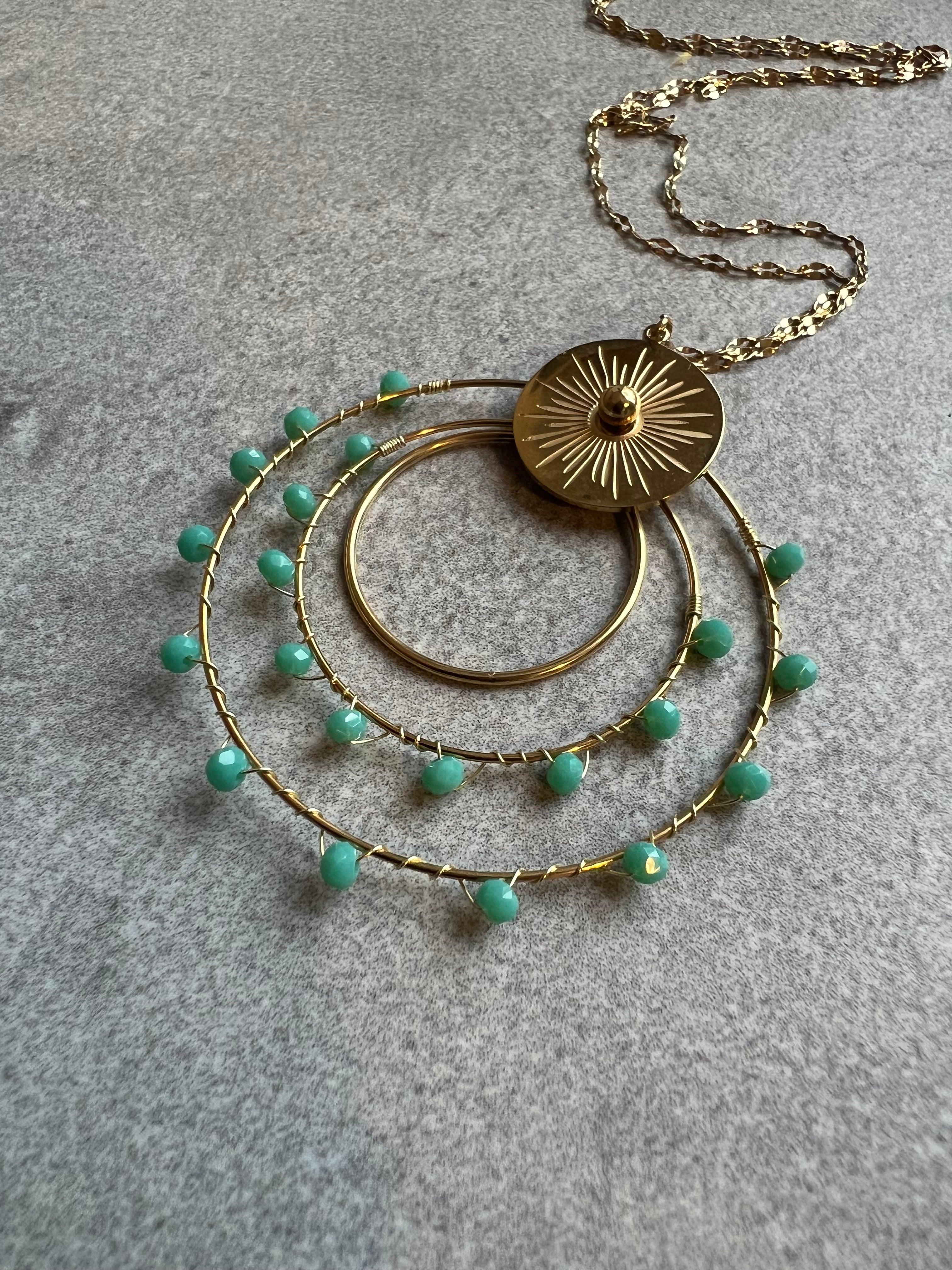 Collier BERTHE pendentif anneaux décorés de perles turquoise . - Créations Uniques