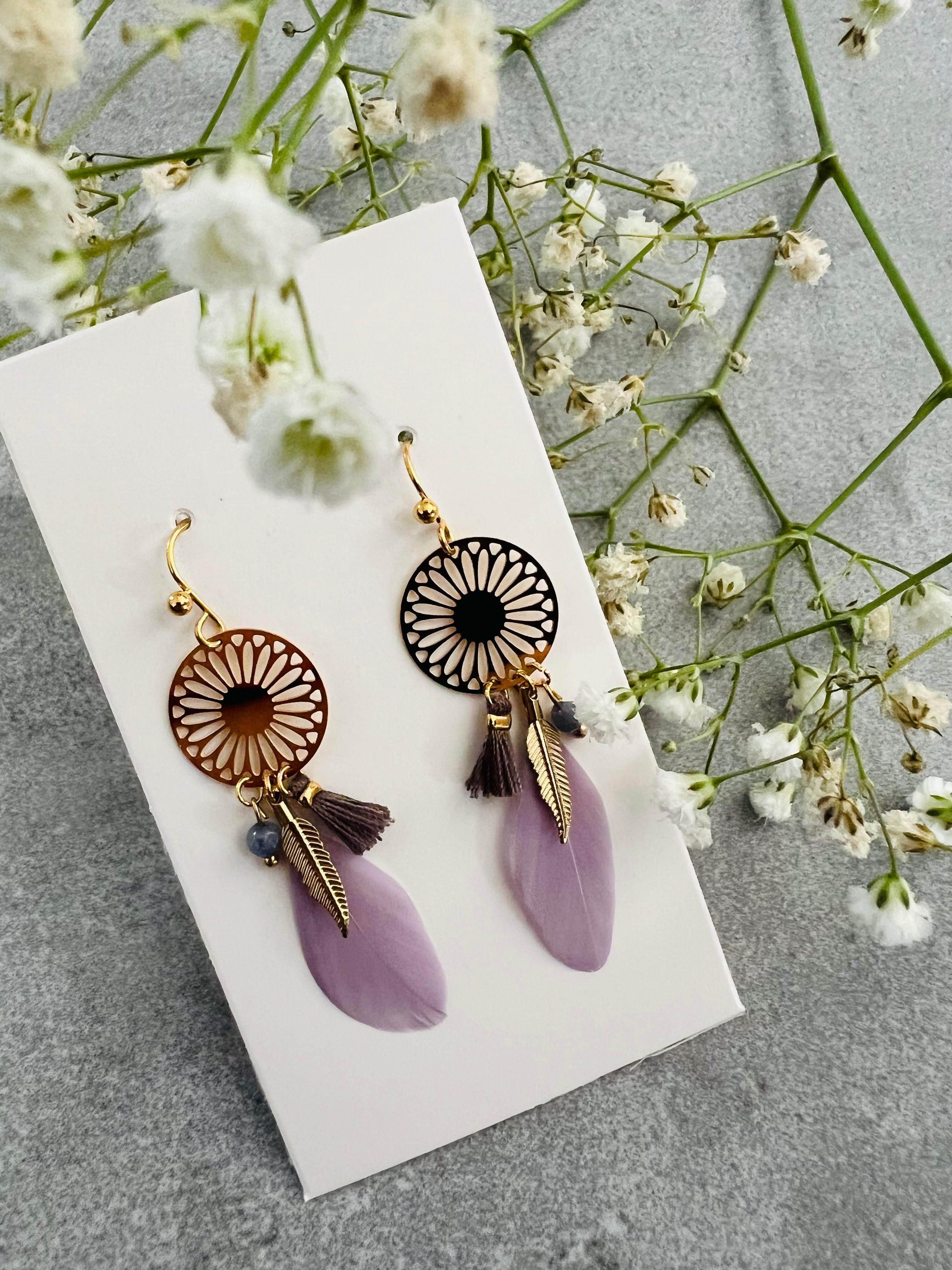 Boucles d’oreilles MIKAELA plumes mauves - Créations Uniques