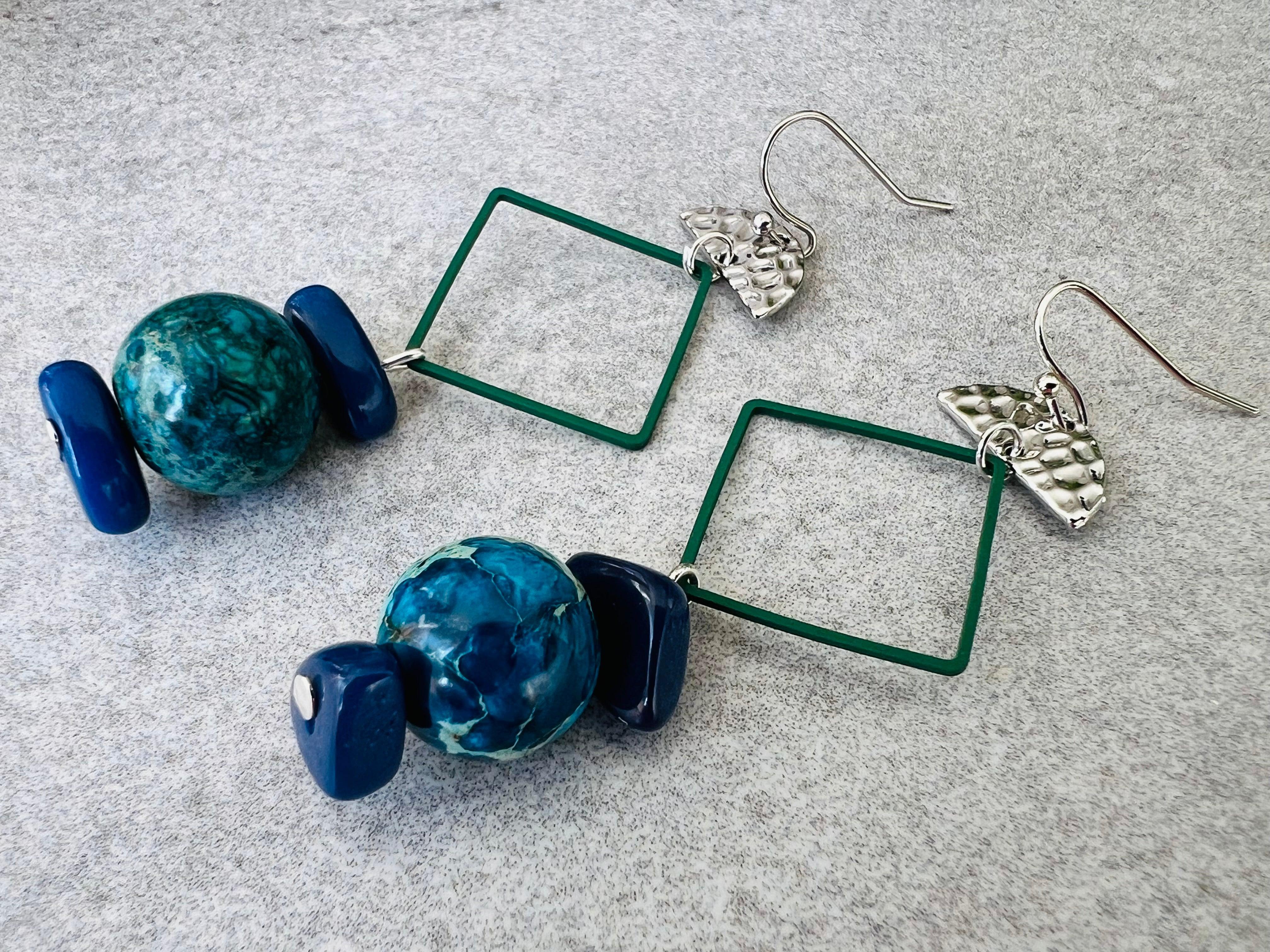 Boucles d’oreilles FILIPA perles bleu turquoise losanges verts - Créations Uniques - Créations Uniques