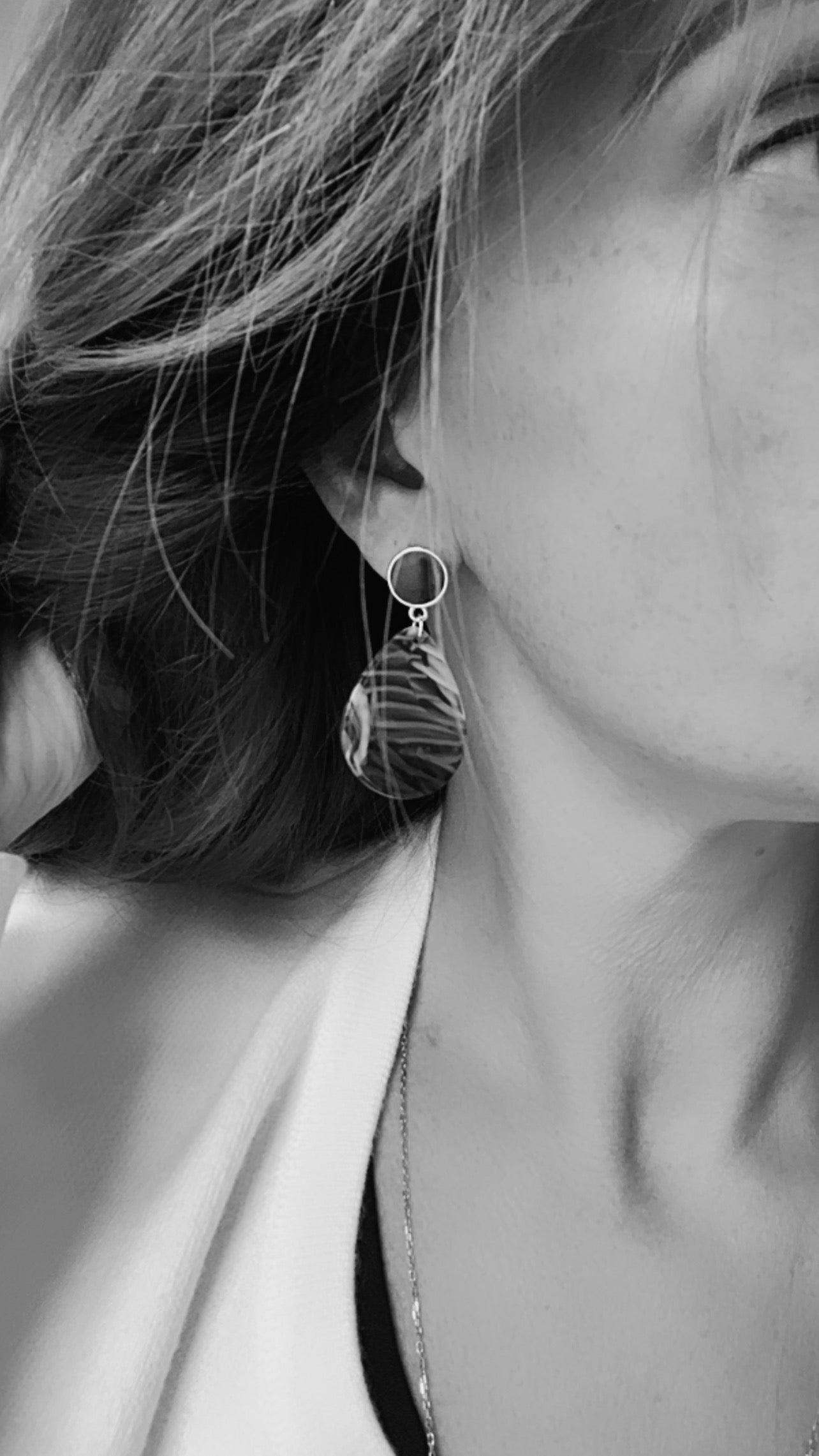 Boucles d’oreilles AUGUSTINE gouttes résine rouge et jaune - Créations Uniques - Créations Uniques